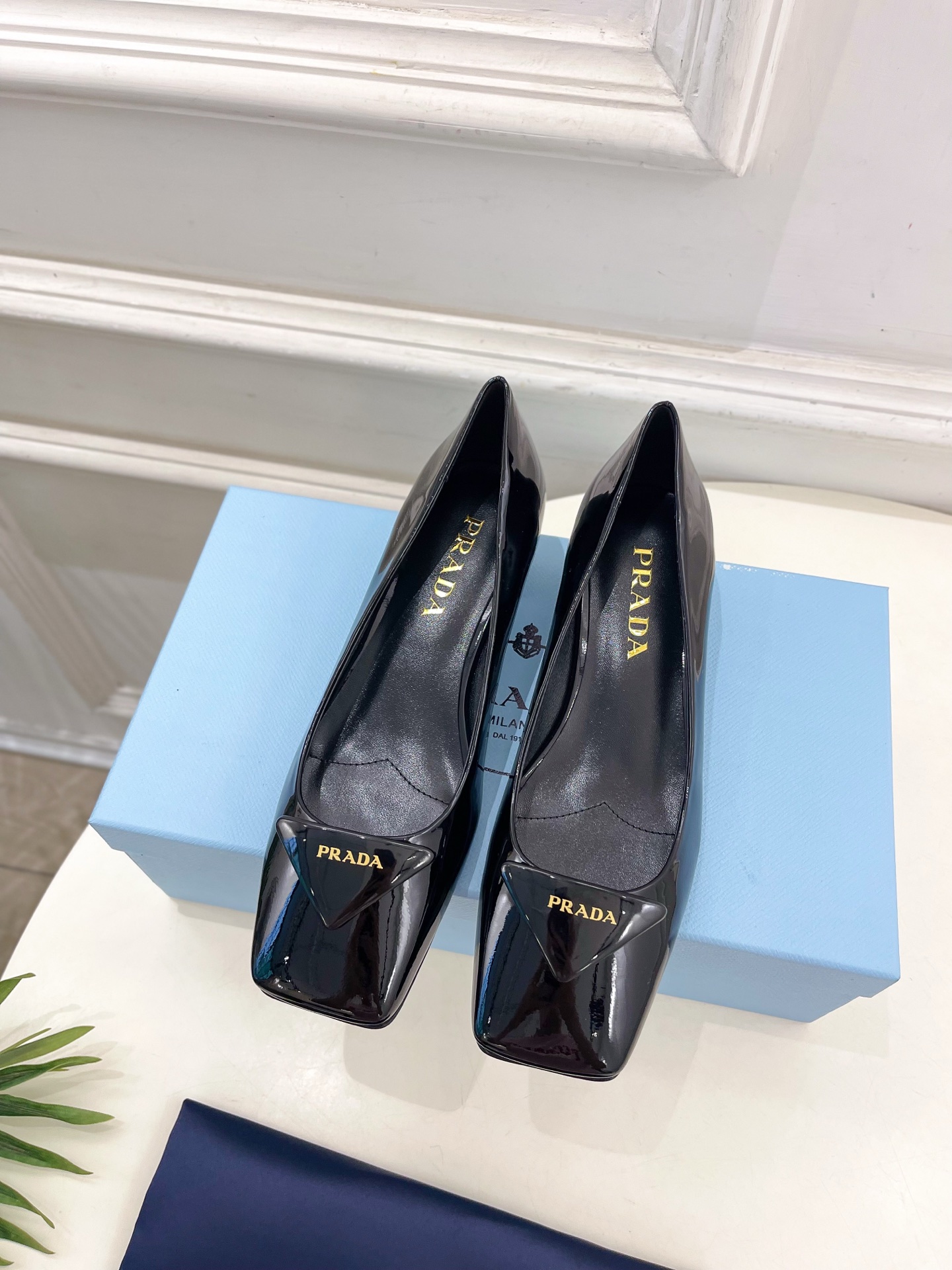 PRADA 普拉达  25𝐬𝐬 

🌈2025春夏新品 专柜走秀款 方头三角标粗跟单鞋系列〰

◽鞋面：