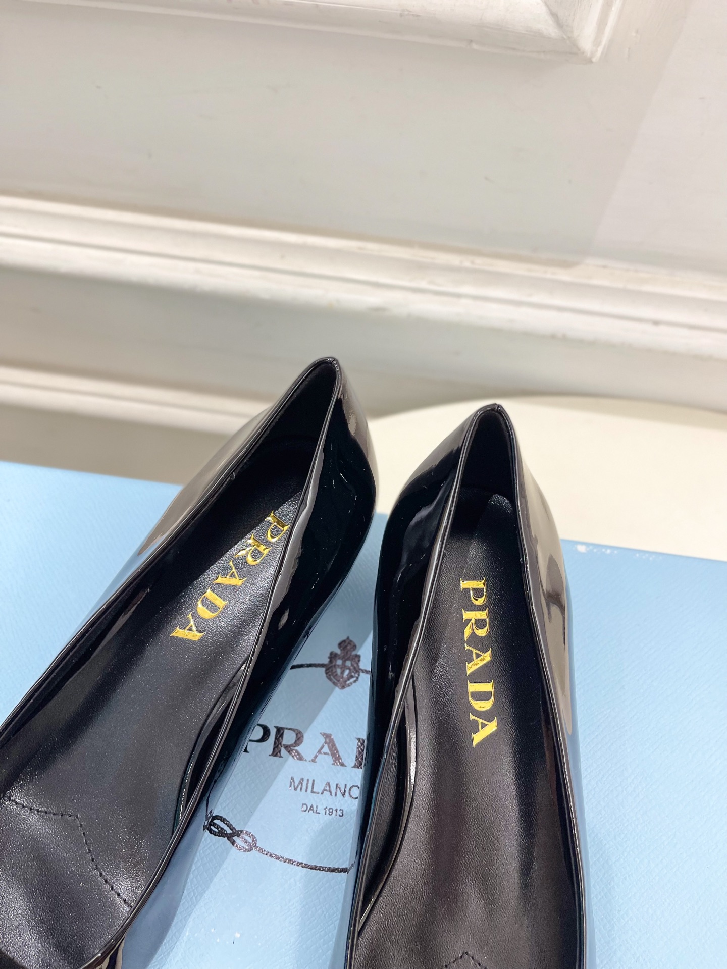 PRADA 普拉达  25𝐬𝐬 

🌈2025春夏新品 专柜走秀款 方头三角标粗跟单鞋系列〰

◽鞋面：