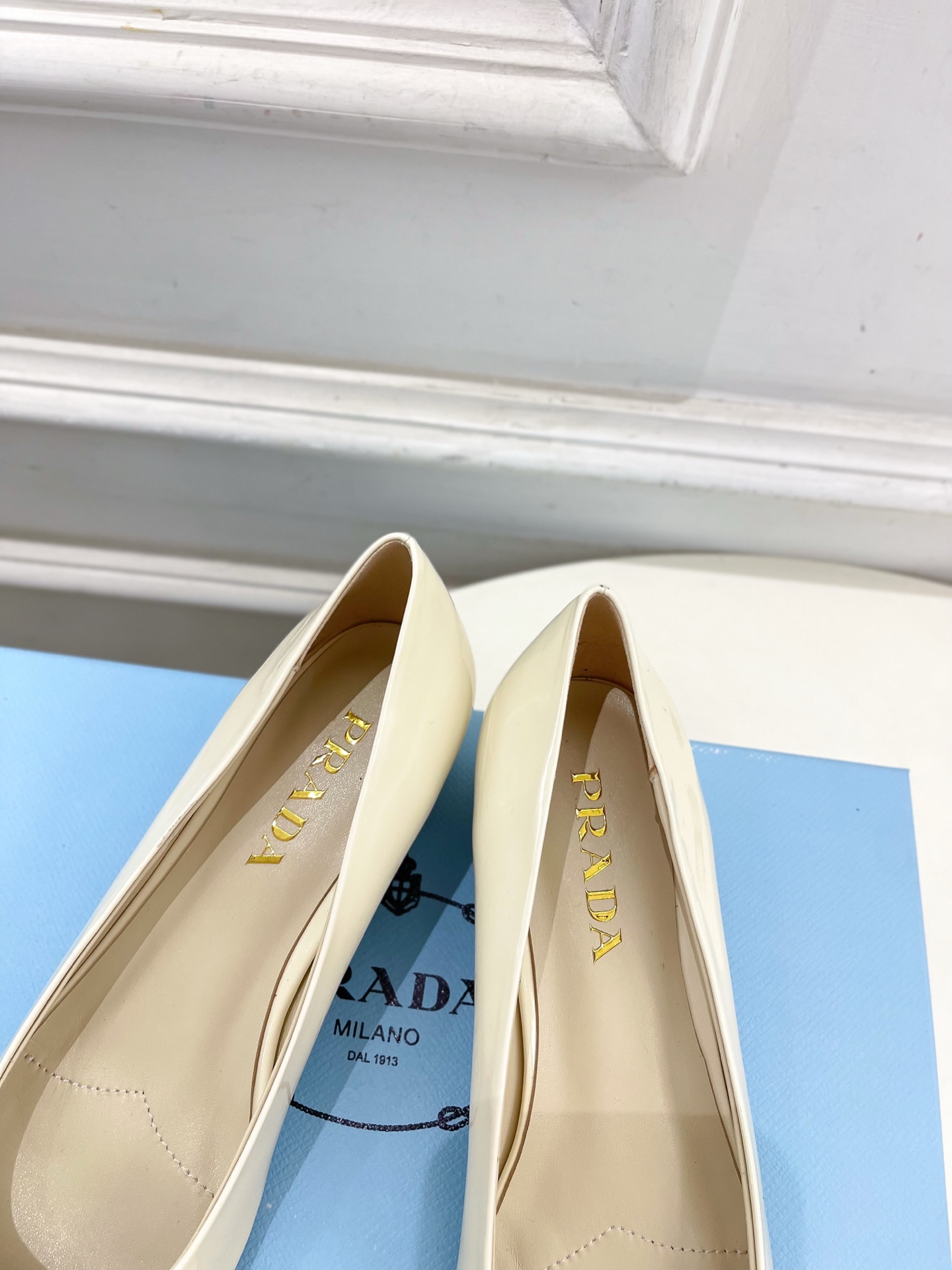 PRADA 普拉达  25𝐬𝐬 

🌈2025春夏新品 专柜走秀款 方头三角标粗跟单鞋系列〰

◽鞋面：