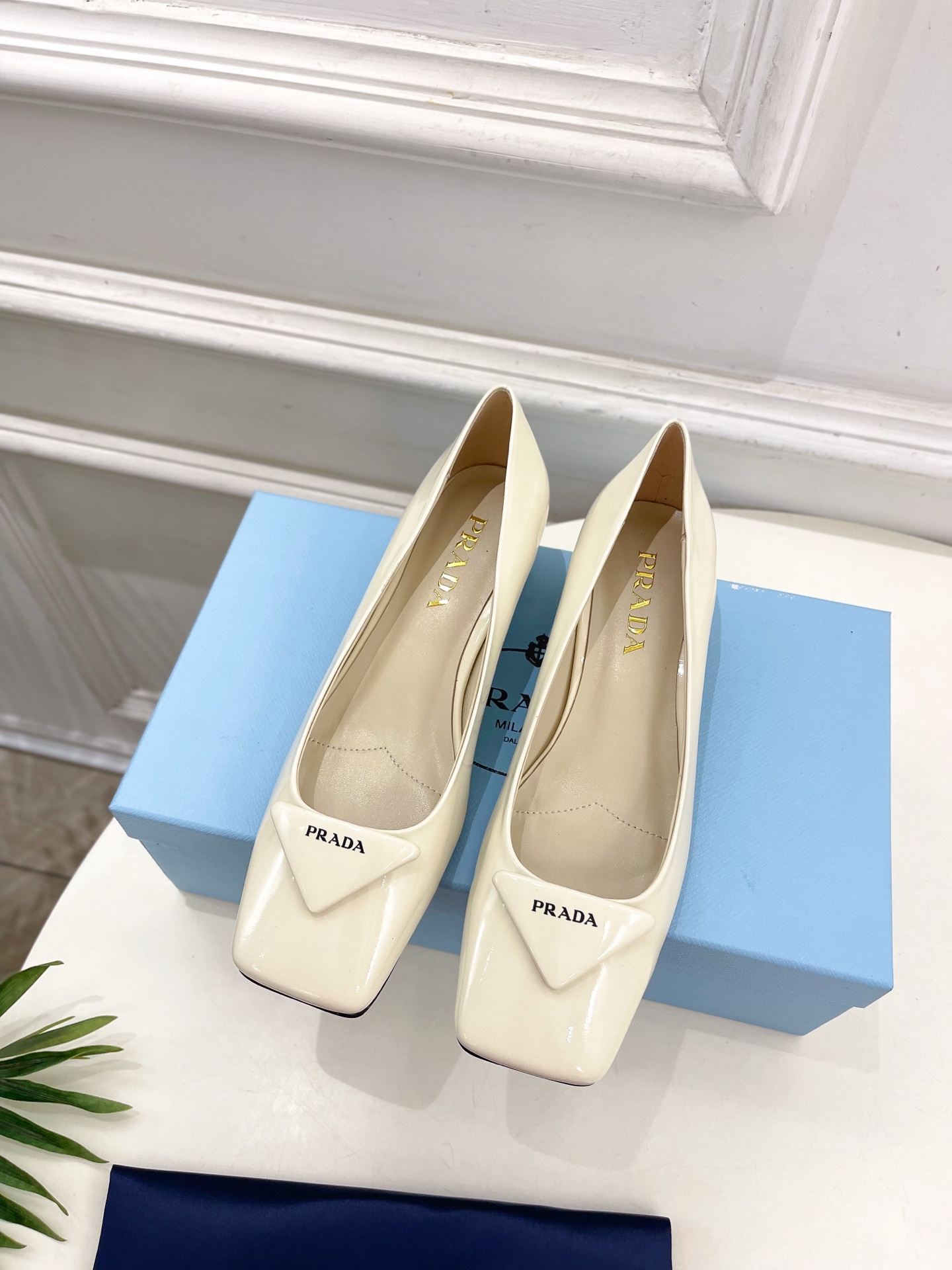 PRADA 普拉达  25𝐬𝐬 

🌈2025春夏新品 专柜走秀款 方头三角标粗跟单鞋系列〰

◽鞋面：