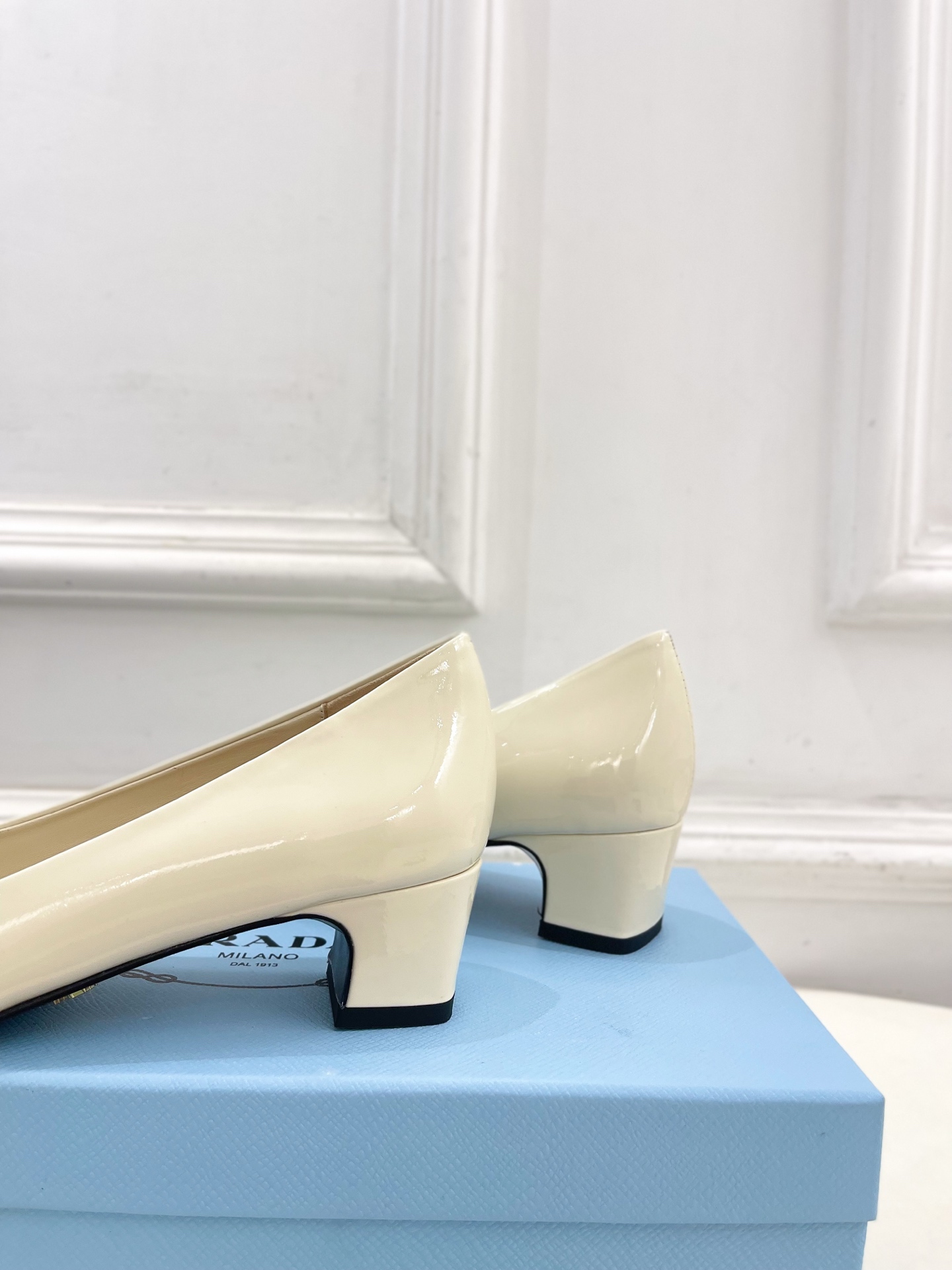 PRADA 普拉达  25𝐬𝐬 

🌈2025春夏新品 专柜走秀款 方头三角标粗跟单鞋系列〰

◽鞋面：
