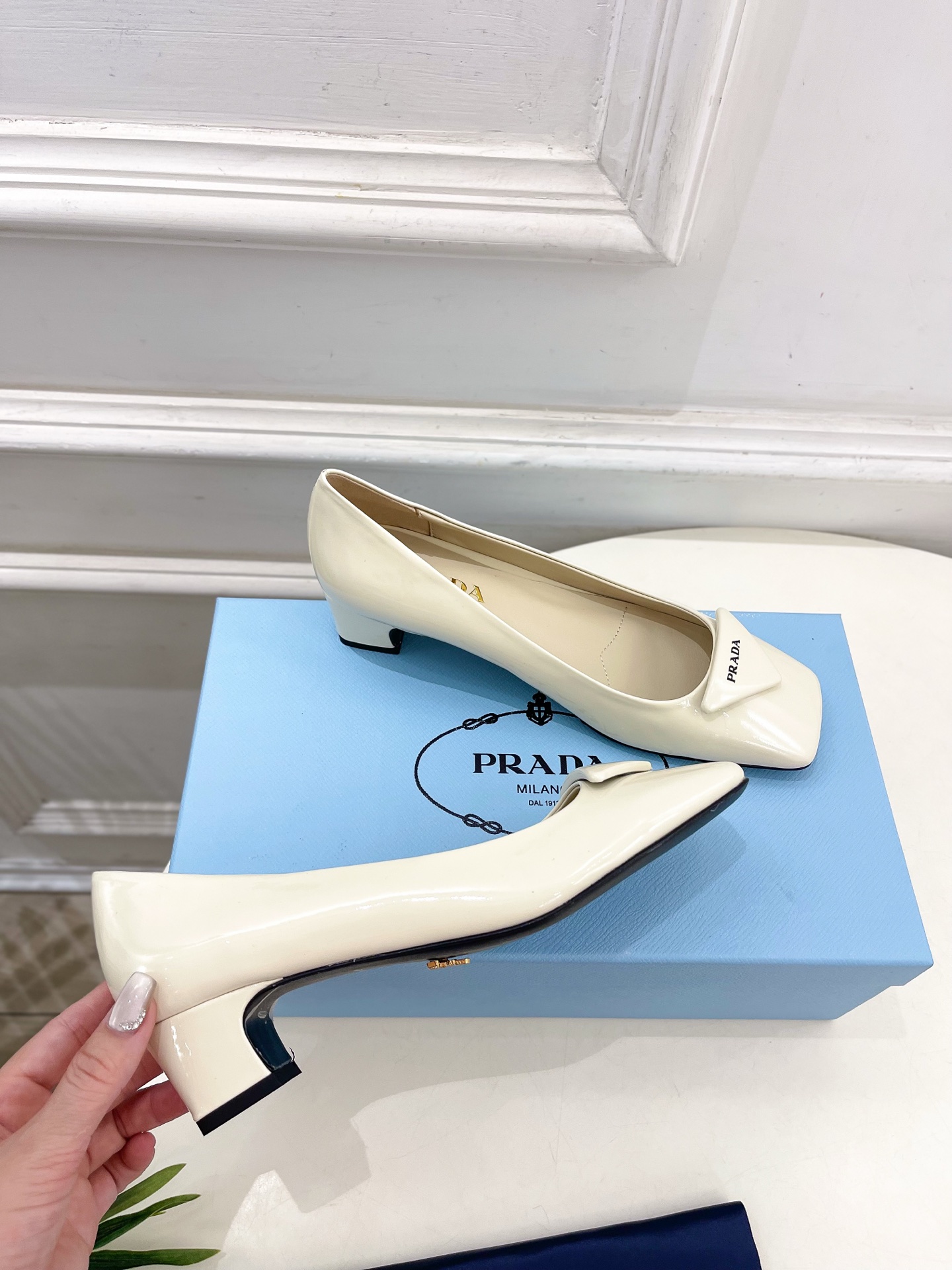 PRADA 普拉达  25𝐬𝐬 

🌈2025春夏新品 专柜走秀款 方头三角标粗跟单鞋系列〰

◽鞋面：