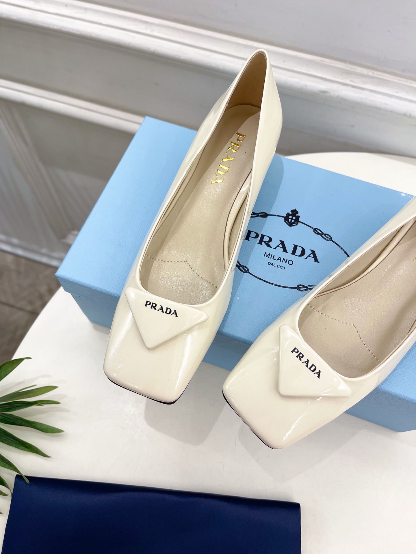 PRADA 普拉达  25𝐬𝐬 

🌈2025春夏新品 专柜走秀款 方头三角标粗跟单鞋系列〰

◽鞋面：