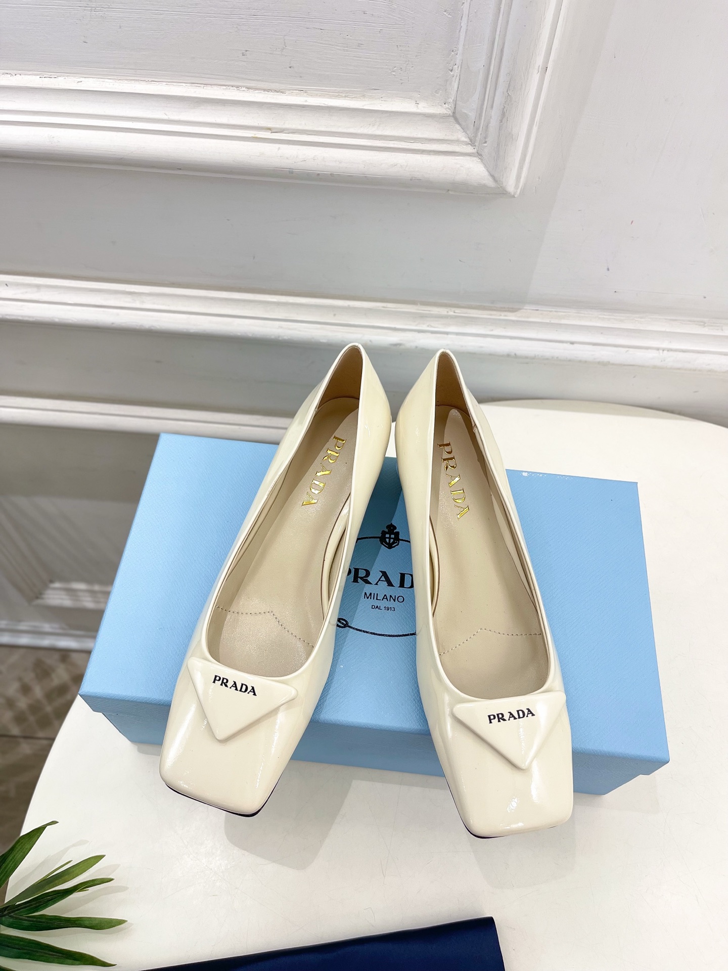 PRADA 普拉达  25𝐬𝐬 

🌈2025春夏新品 专柜走秀款 方头三角标粗跟单鞋系列〰

◽鞋面：