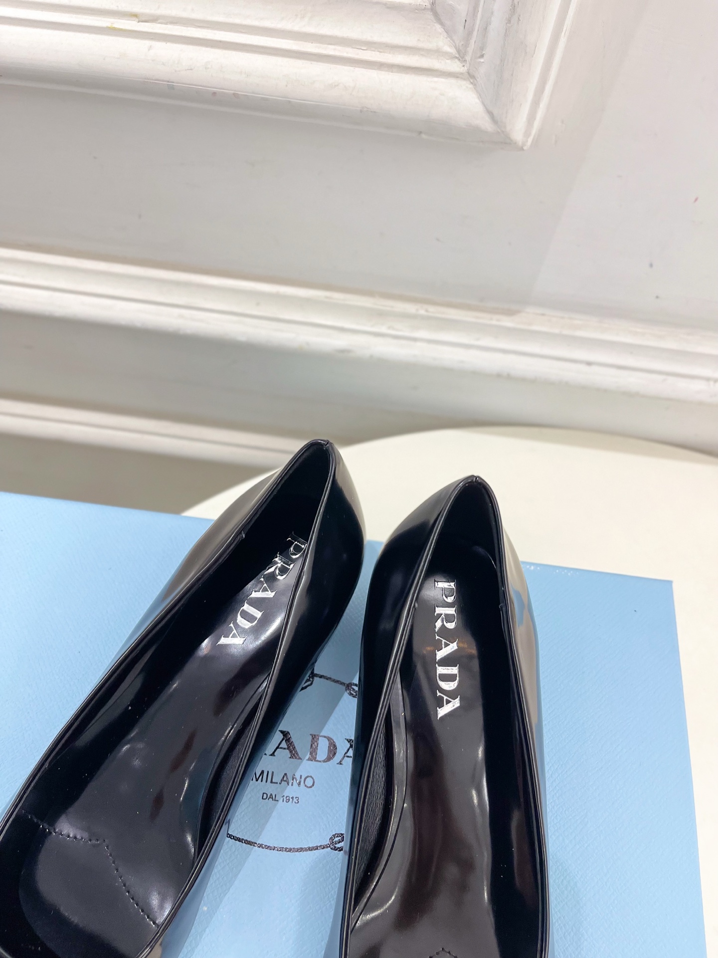 PRADA 普拉达  25𝐬𝐬 

🌈2025春夏新品 专柜走秀款 方头三角标粗跟单鞋系列〰

◽鞋面：