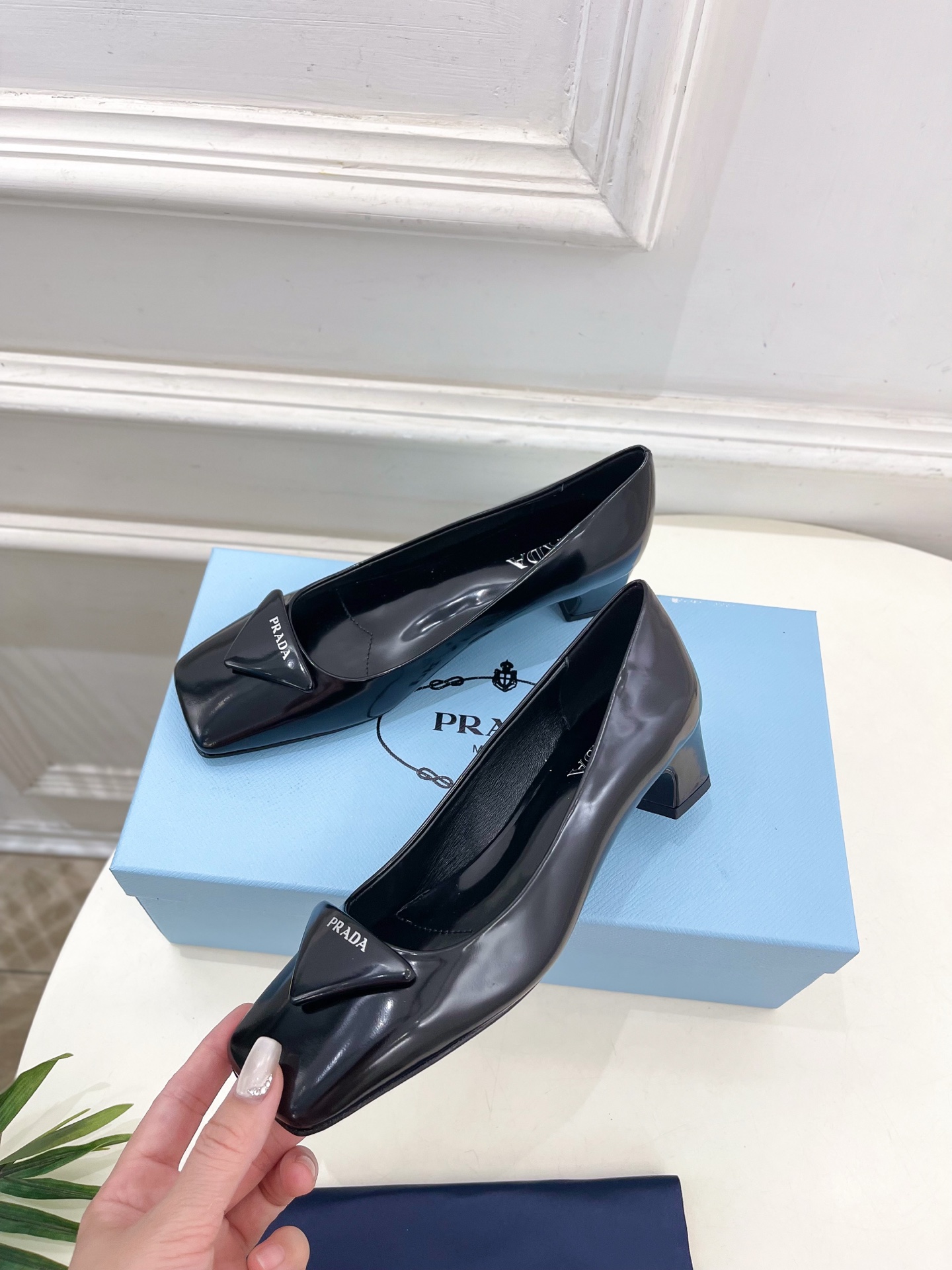 PRADA 普拉达  25𝐬𝐬 

🌈2025春夏新品 专柜走秀款 方头三角标粗跟单鞋系列〰

◽鞋面：