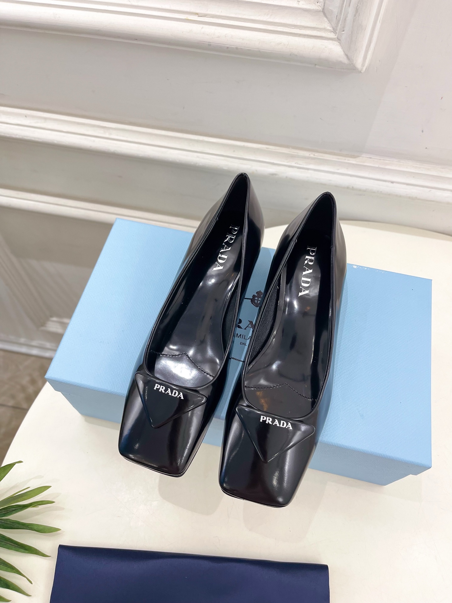 PRADA 普拉达  25𝐬𝐬 

🌈2025春夏新品 专柜走秀款 方头三角标粗跟单鞋系列〰

◽鞋面：