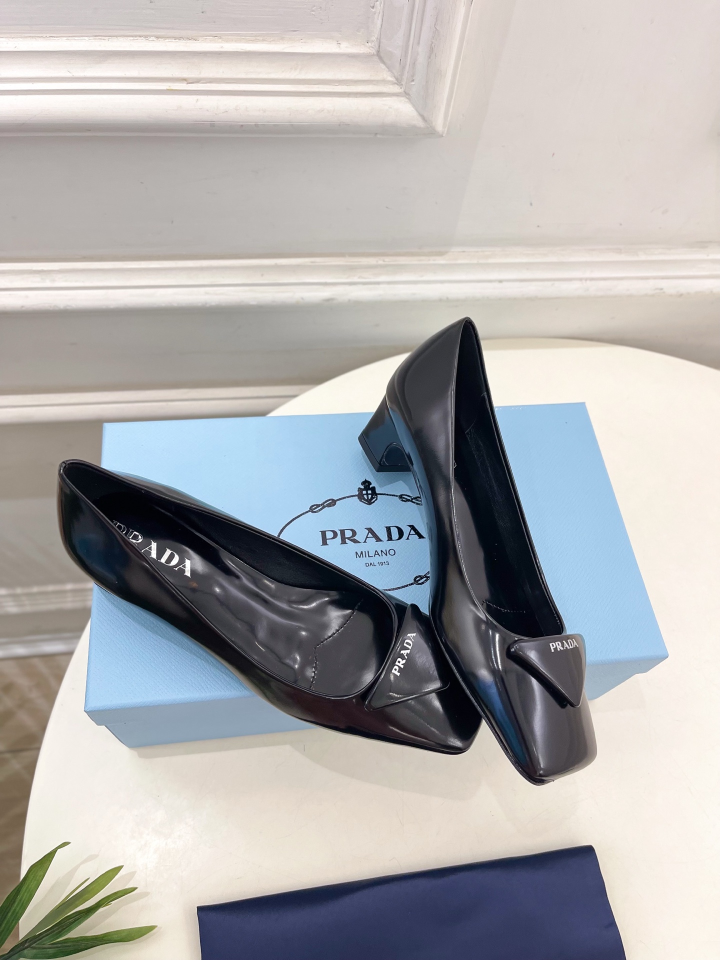 PRADA 普拉达  25𝐬𝐬 

🌈2025春夏新品 专柜走秀款 方头三角标粗跟单鞋系列〰

◽鞋面：