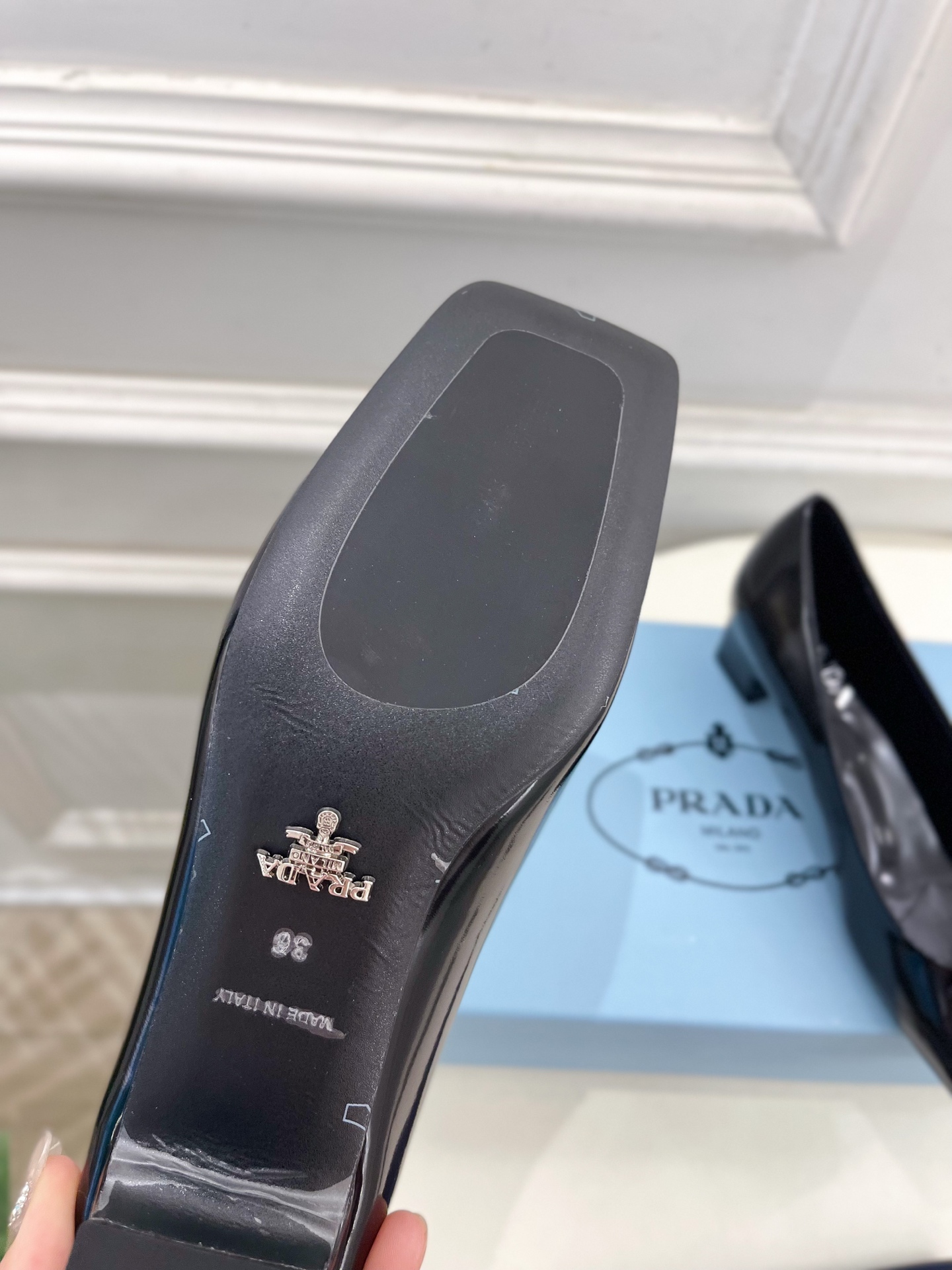 PRADA 普拉达  25𝐬𝐬 

🌈2025春夏新品 专柜走秀款 方头三角标粗跟单鞋系列〰

◽鞋面：