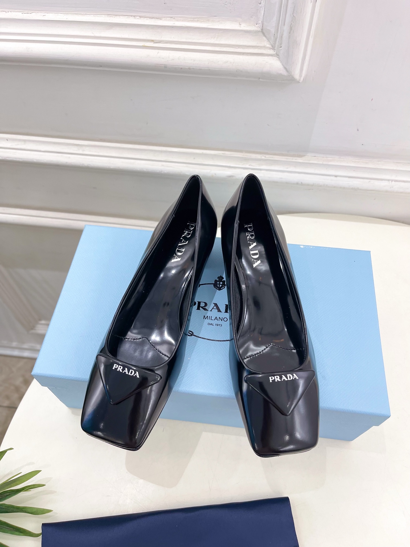 PRADA 普拉达  25𝐬𝐬 

🌈2025春夏新品 专柜走秀款 方头三角标粗跟单鞋系列〰

◽鞋面：