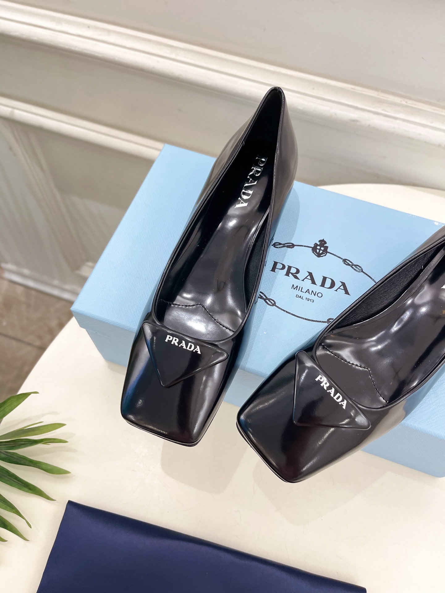 PRADA 普拉达  25𝐬𝐬 

🌈2025春夏新品 专柜走秀款 方头三角标粗跟单鞋系列〰

◽鞋面：
