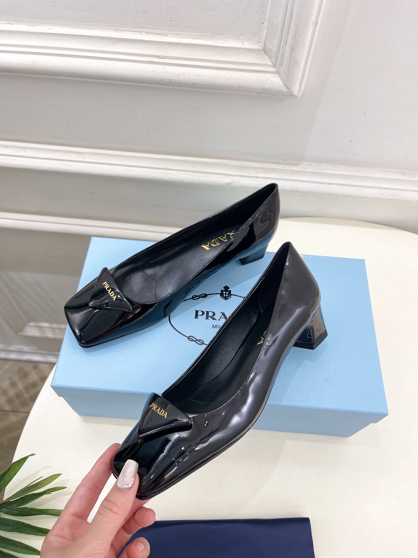 PRADA 普拉达  25𝐬𝐬 

🌈2025春夏新品 专柜走秀款 方头三角标粗跟单鞋系列〰

◽鞋面：