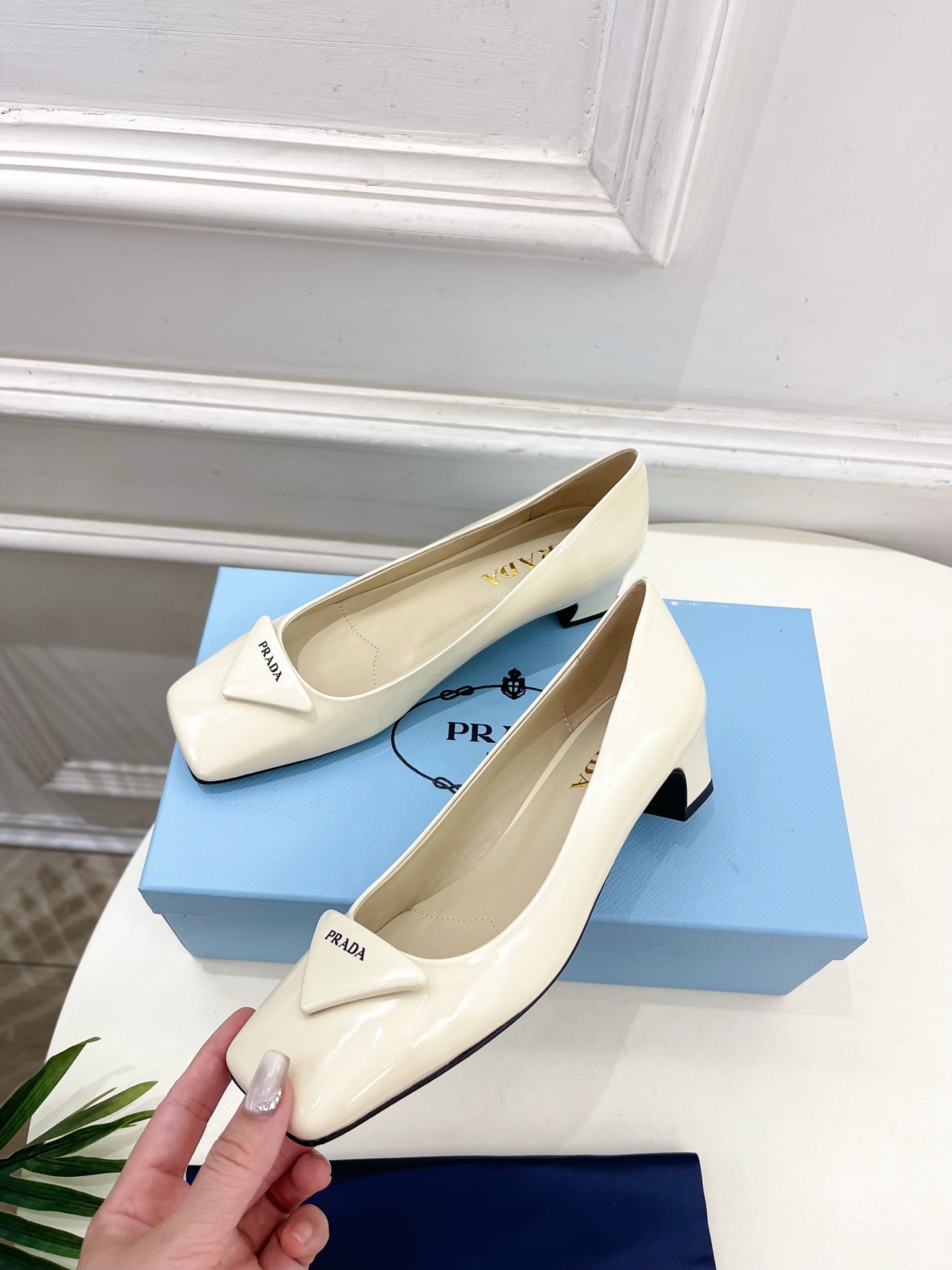 PRADA 普拉达  25𝐬𝐬 

🌈2025春夏新品 专柜走秀款 方头三角标粗跟单鞋系列〰

◽鞋面：