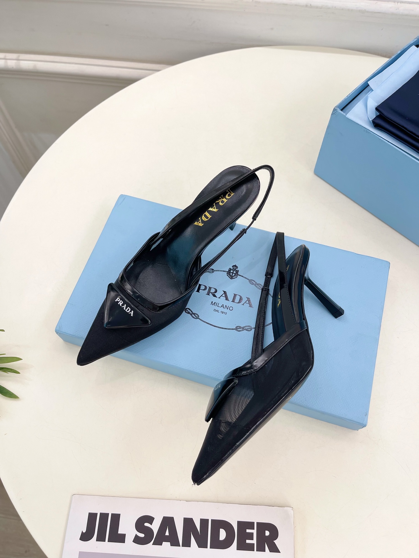 PRADA 普拉达  25𝐬𝐬 

🌈 2025春夏新品 专柜走秀款 网眼织物后饰带尖头高跟鞋系列〰

