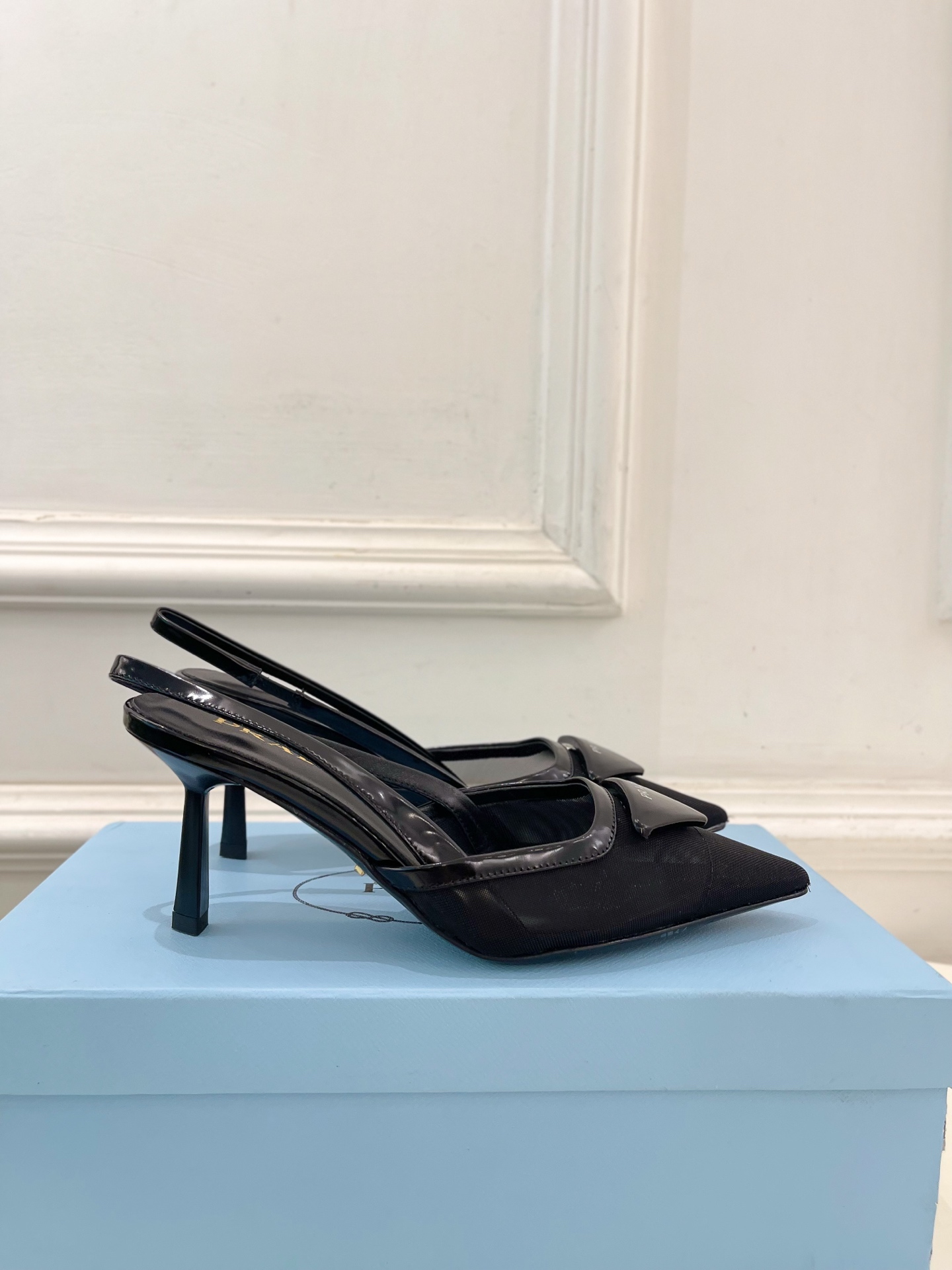 PRADA 普拉达  25𝐬𝐬 

🌈 2025春夏新品 专柜走秀款 网眼织物后饰带尖头高跟鞋系列〰

