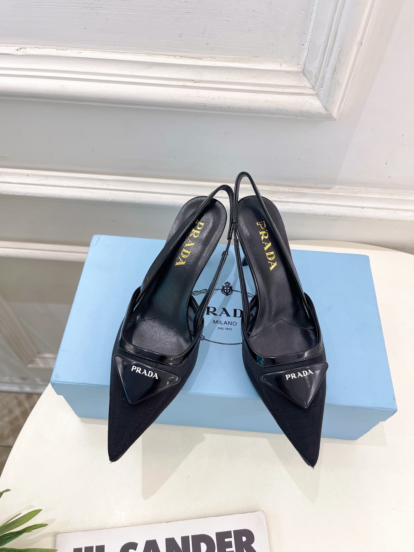 PRADA 普拉达  25𝐬𝐬 

🌈 2025春夏新品 专柜走秀款 网眼织物后饰带尖头高跟鞋系列〰

