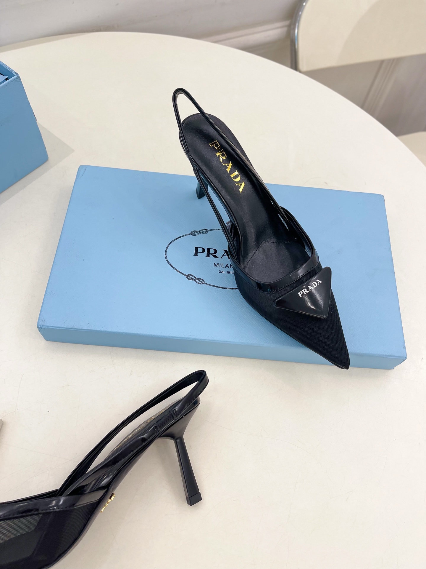 PRADA 普拉达  25𝐬𝐬 

🌈 2025春夏新品 专柜走秀款 网眼织物后饰带尖头高跟鞋系列〰

