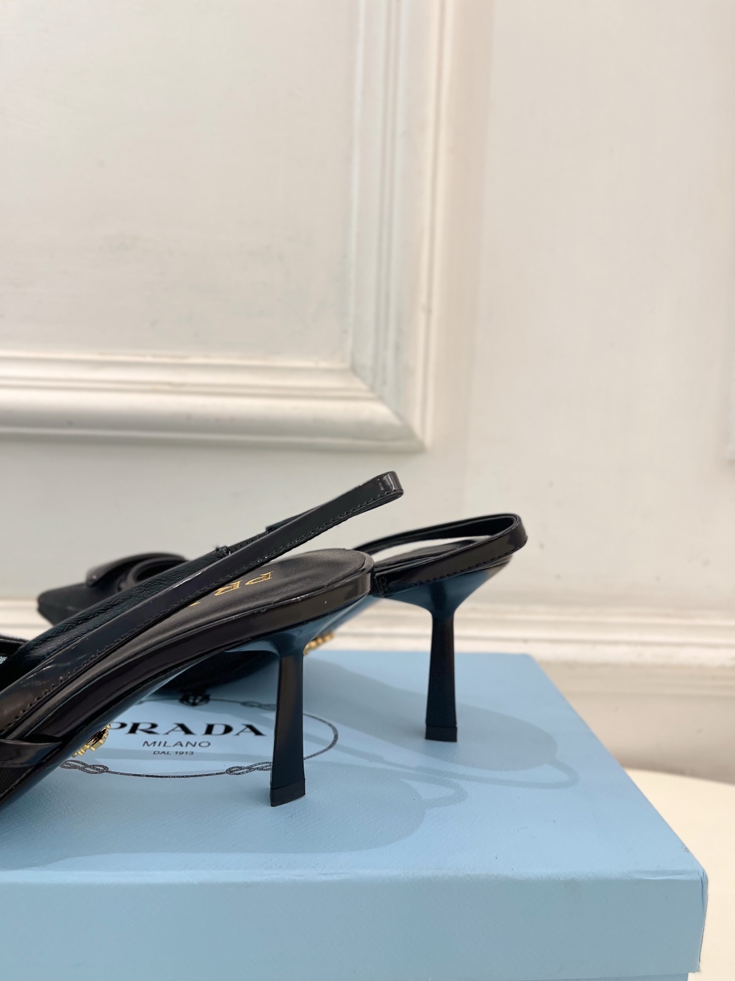 PRADA 普拉达  25𝐬𝐬 

🌈 2025春夏新品 专柜走秀款 网眼织物后饰带尖头高跟鞋系列〰

