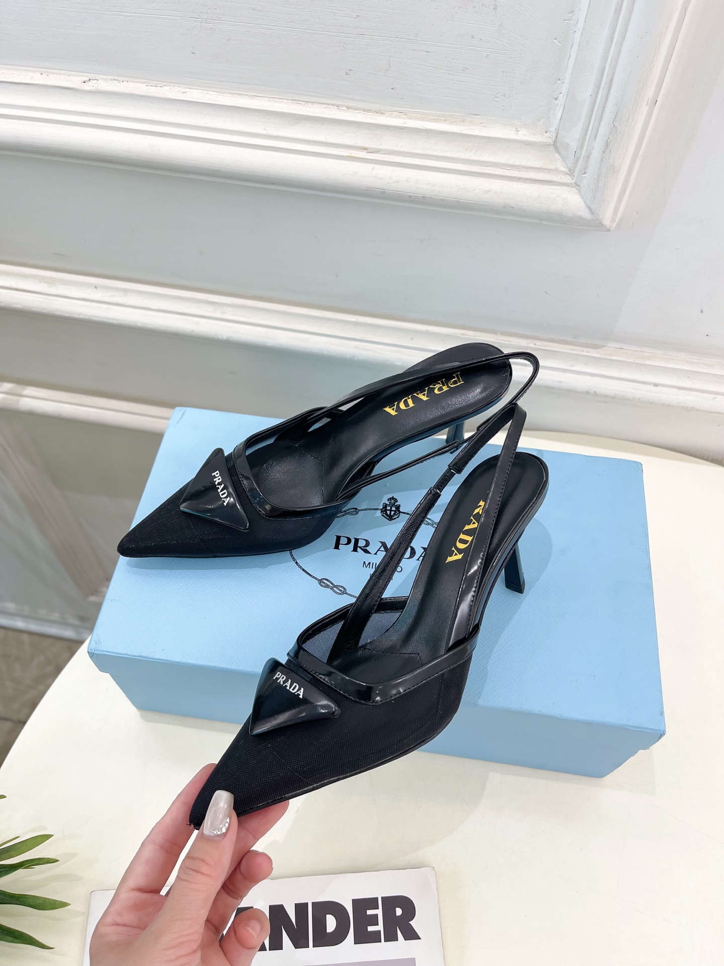 PRADA 普拉达  25𝐬𝐬 

🌈 2025春夏新品 专柜走秀款 网眼织物后饰带尖头高跟鞋系列〰

