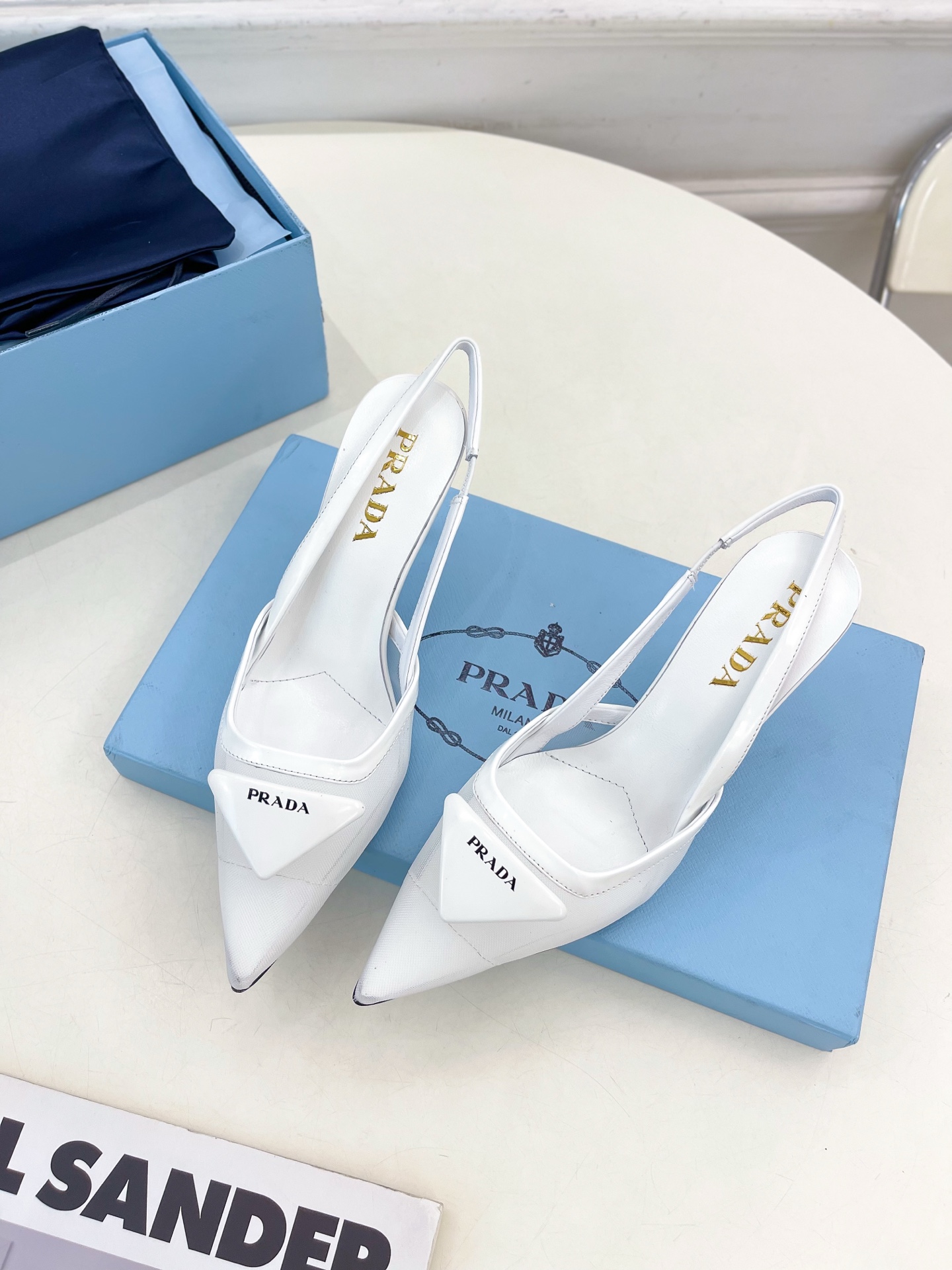 PRADA 普拉达  25𝐬𝐬 

🌈 2025春夏新品 专柜走秀款 网眼织物后饰带尖头高跟鞋系列〰

