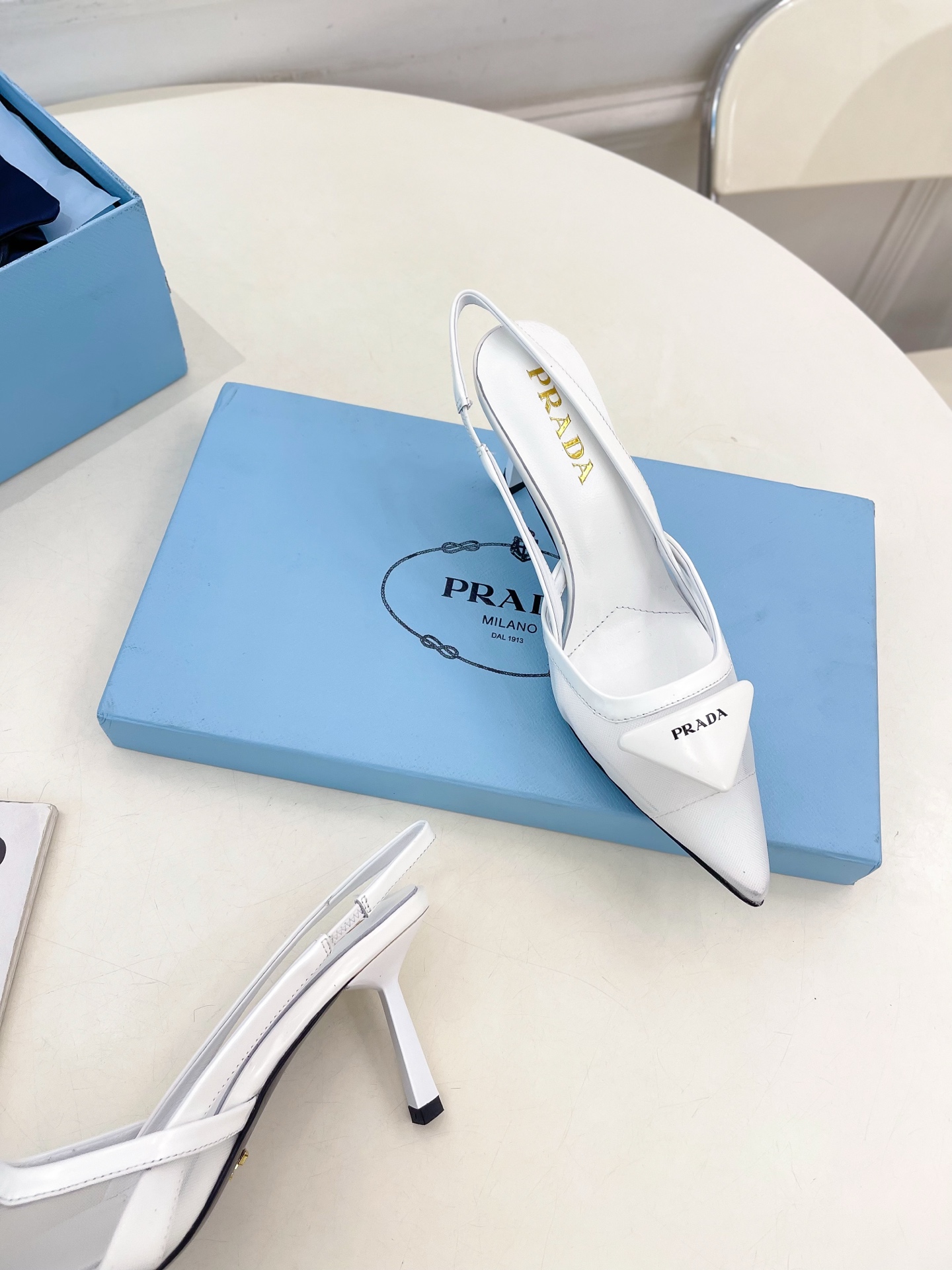 PRADA 普拉达  25𝐬𝐬 

🌈 2025春夏新品 专柜走秀款 网眼织物后饰带尖头高跟鞋系列〰

