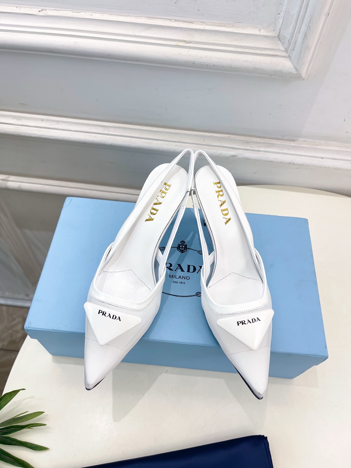 PRADA 普拉达  25𝐬𝐬 

🌈 2025春夏新品 专柜走秀款 网眼织物后饰带尖头高跟鞋系列〰


