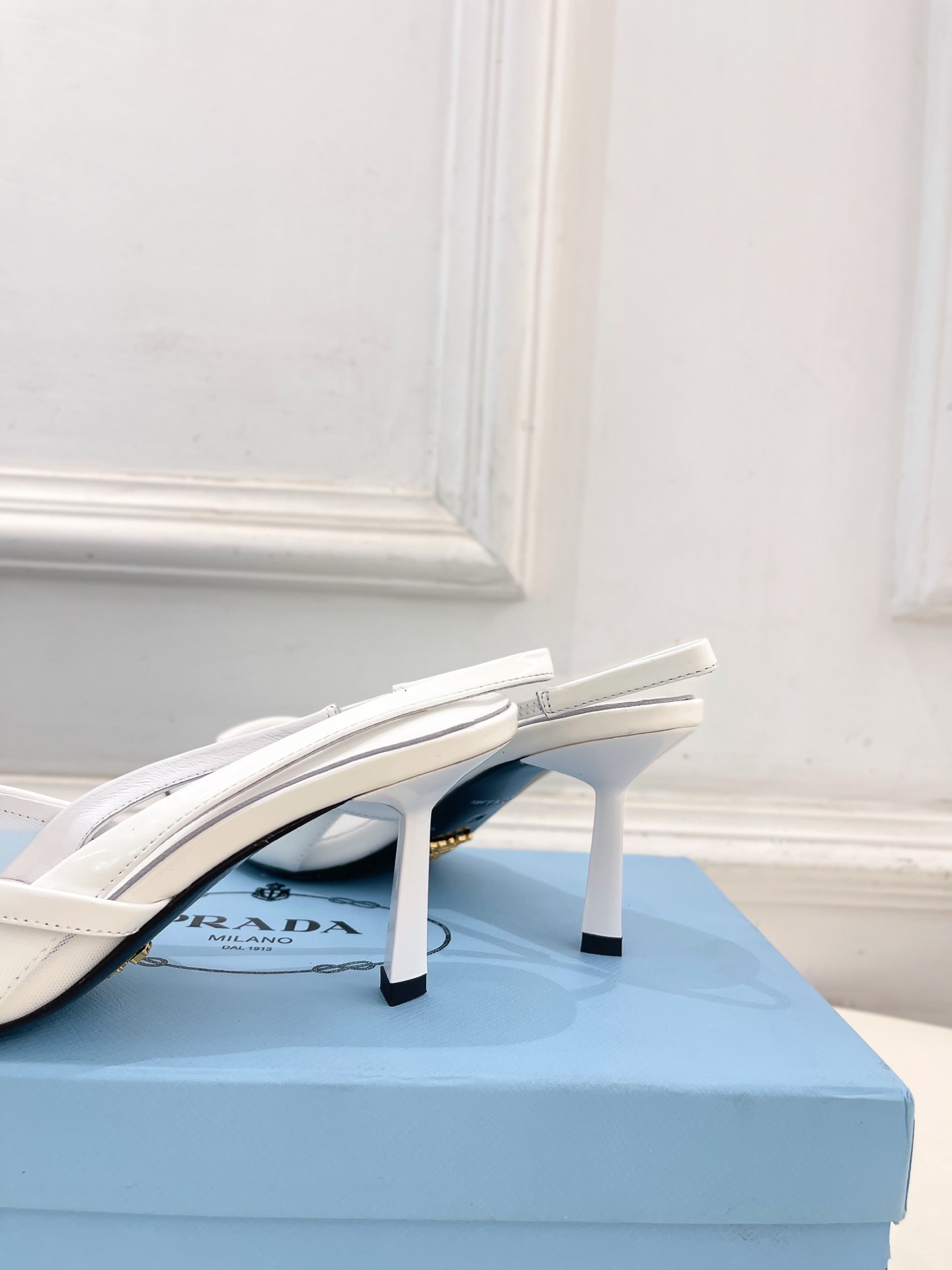 PRADA 普拉达  25𝐬𝐬 

🌈 2025春夏新品 专柜走秀款 网眼织物后饰带尖头高跟鞋系列〰

