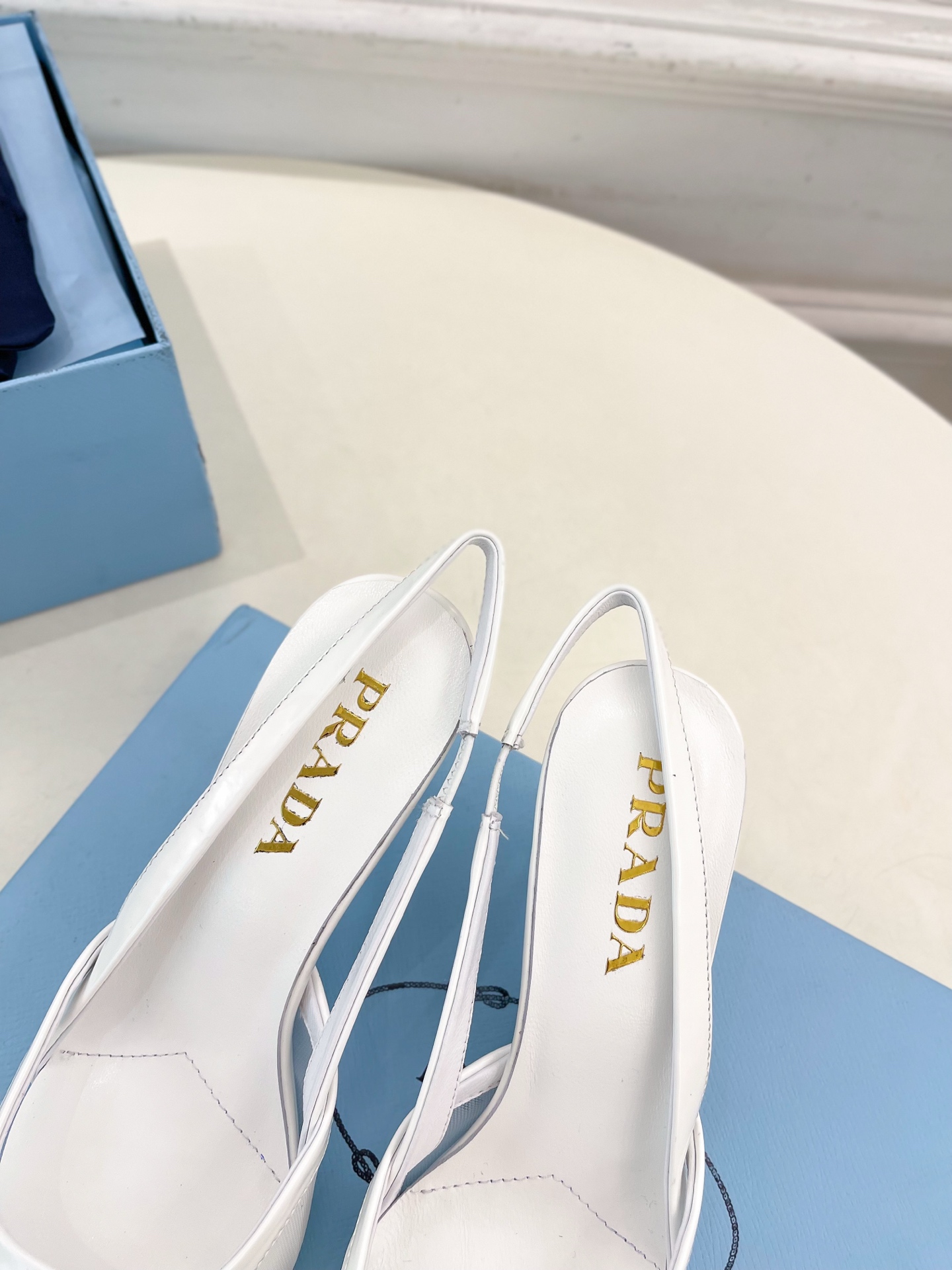 PRADA 普拉达  25𝐬𝐬 

🌈 2025春夏新品 专柜走秀款 网眼织物后饰带尖头高跟鞋系列〰


