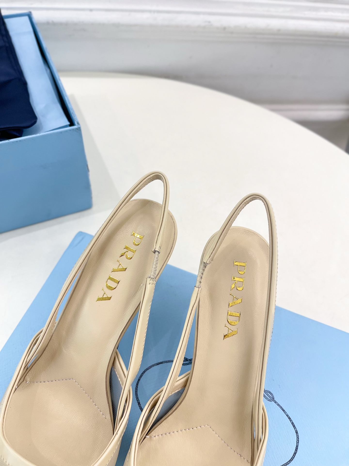 PRADA 普拉达  25𝐬𝐬 

🌈 2025春夏新品 专柜走秀款 网眼织物后饰带尖头高跟鞋系列〰


