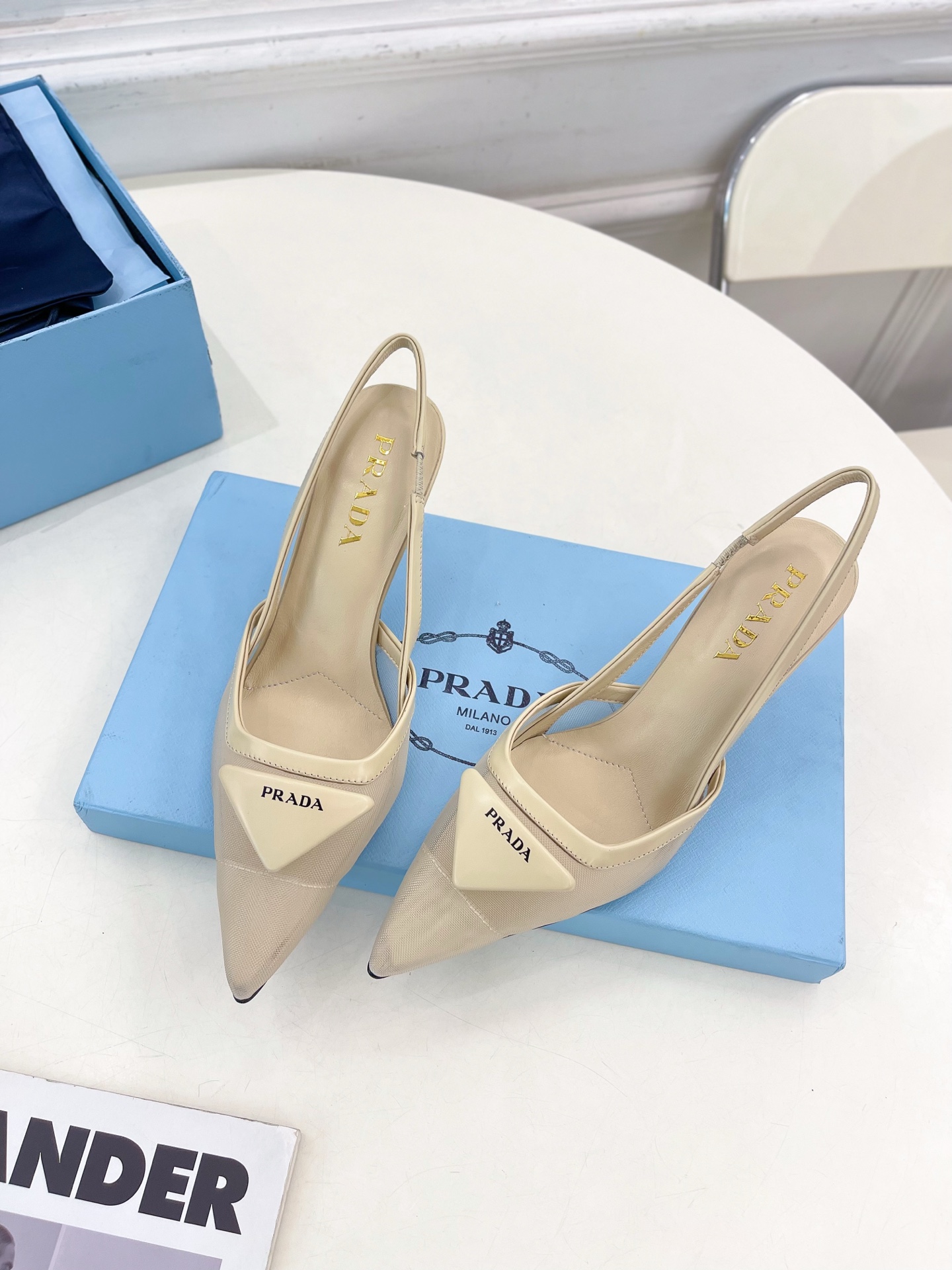 PRADA 普拉达  25𝐬𝐬 

🌈 2025春夏新品 专柜走秀款 网眼织物后饰带尖头高跟鞋系列〰


