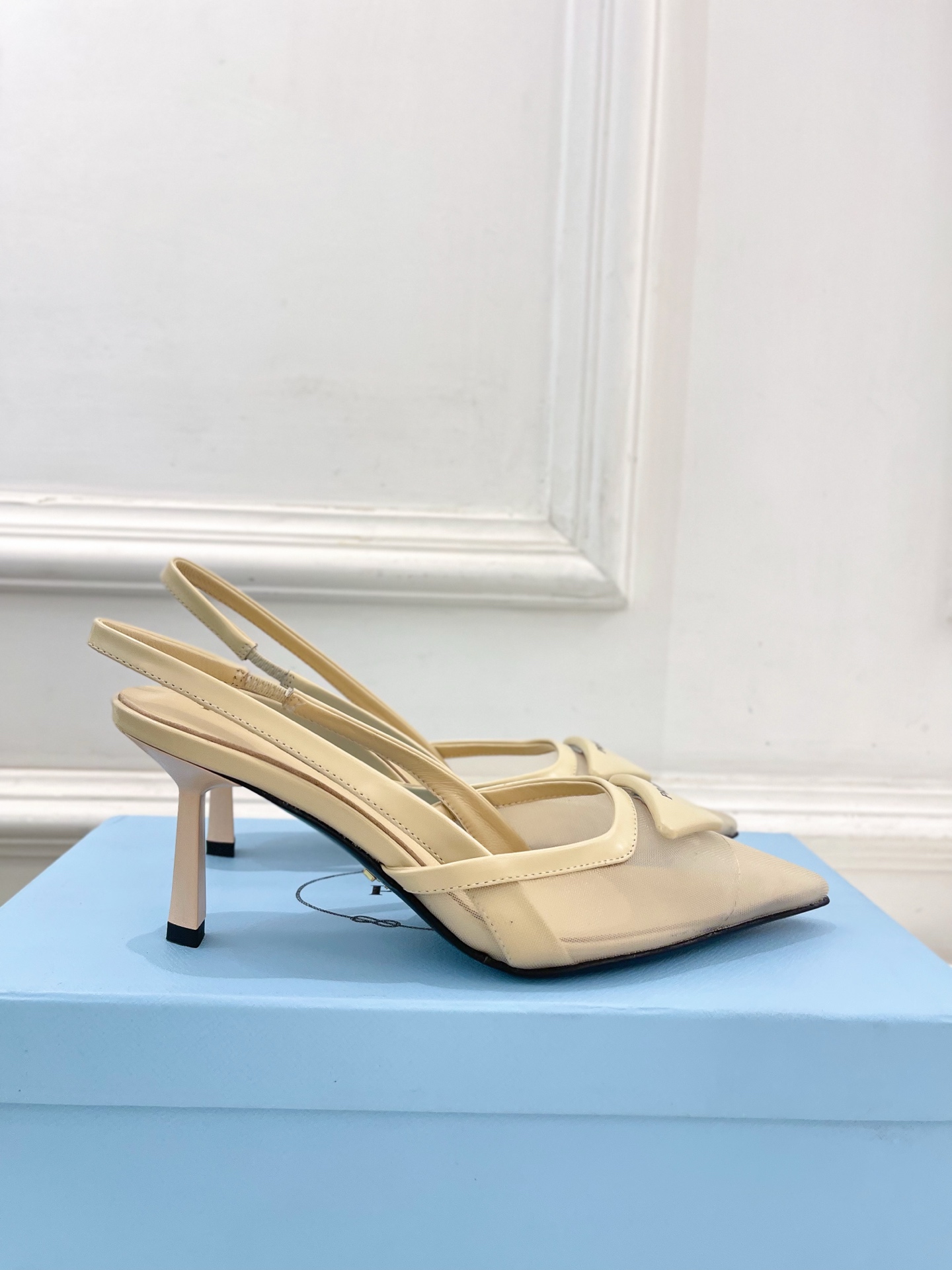 PRADA 普拉达  25𝐬𝐬 

🌈 2025春夏新品 专柜走秀款 网眼织物后饰带尖头高跟鞋系列〰

