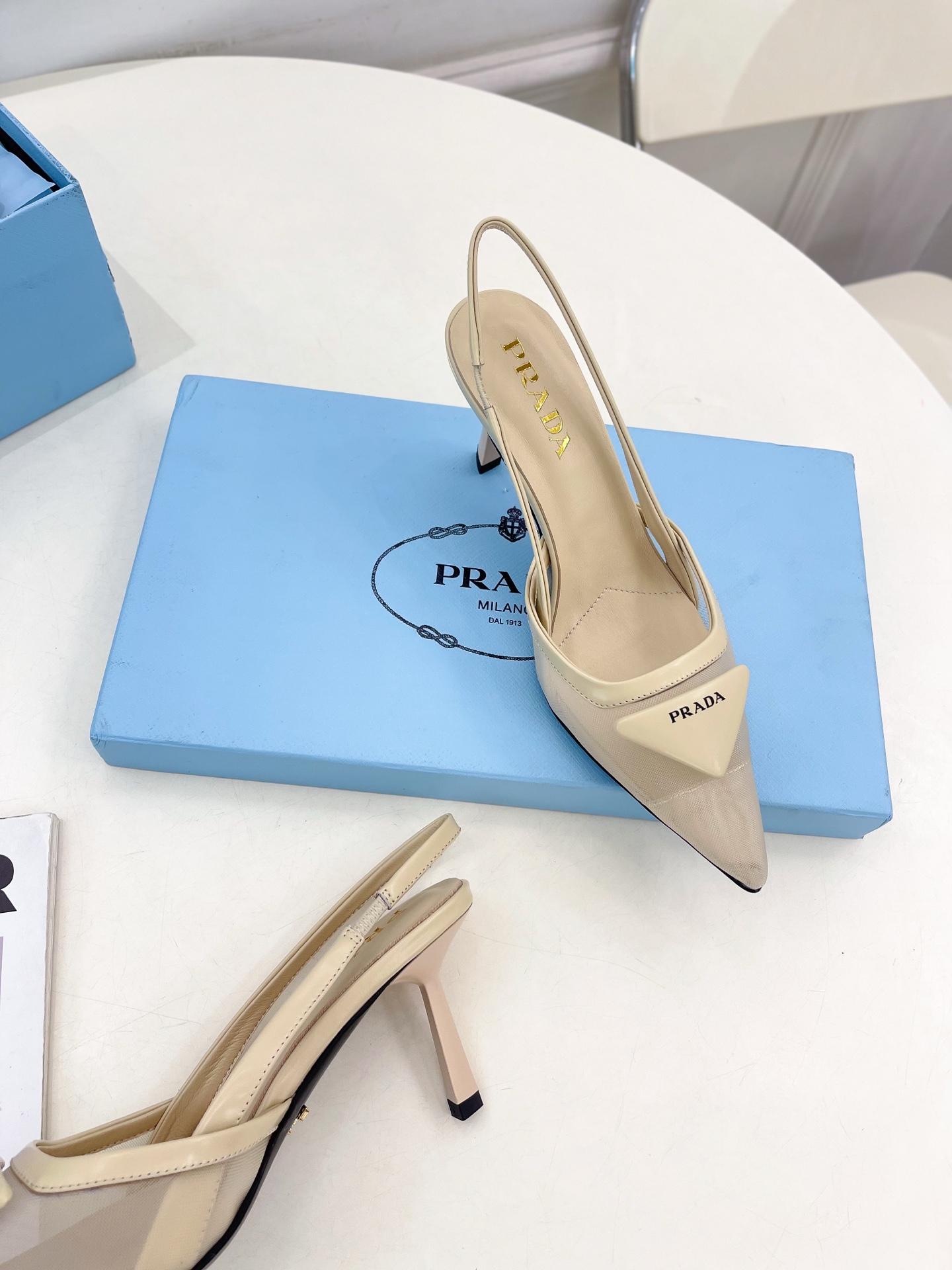 PRADA 普拉达  25𝐬𝐬 

🌈 2025春夏新品 专柜走秀款 网眼织物后饰带尖头高跟鞋系列〰

