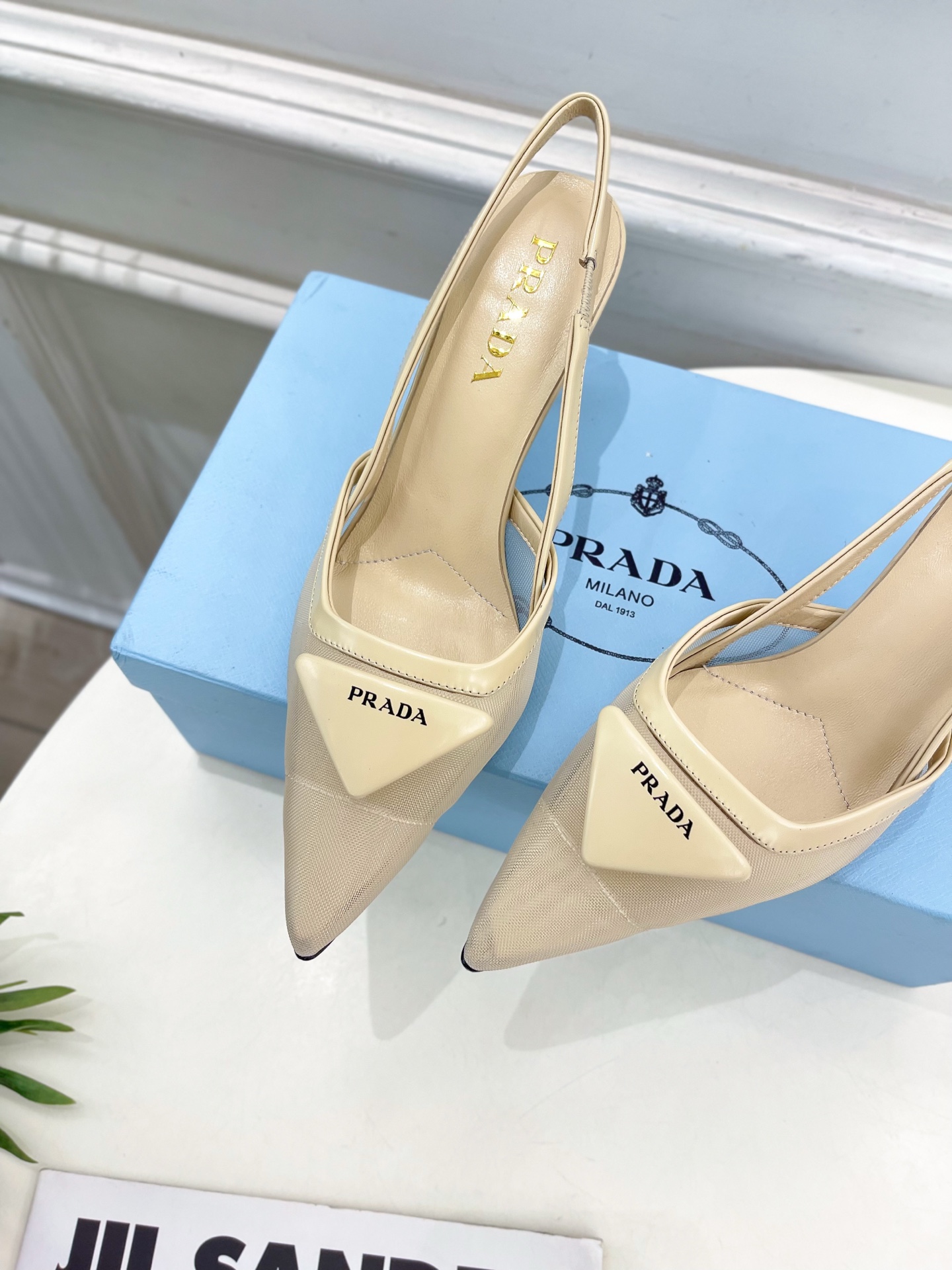 PRADA 普拉达  25𝐬𝐬 

🌈 2025春夏新品 专柜走秀款 网眼织物后饰带尖头高跟鞋系列〰

