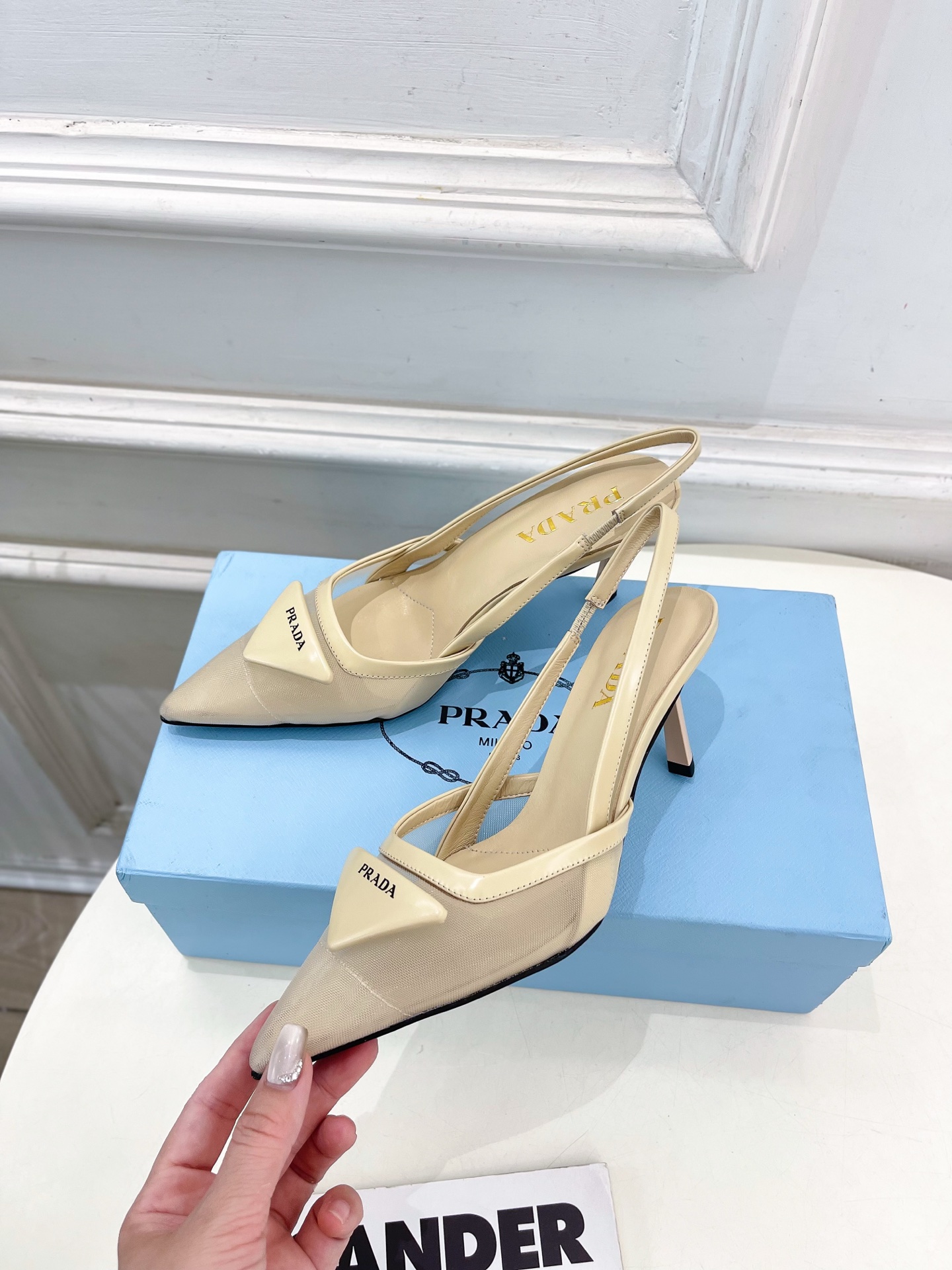 PRADA 普拉达  25𝐬𝐬 

🌈 2025春夏新品 专柜走秀款 网眼织物后饰带尖头高跟鞋系列〰

