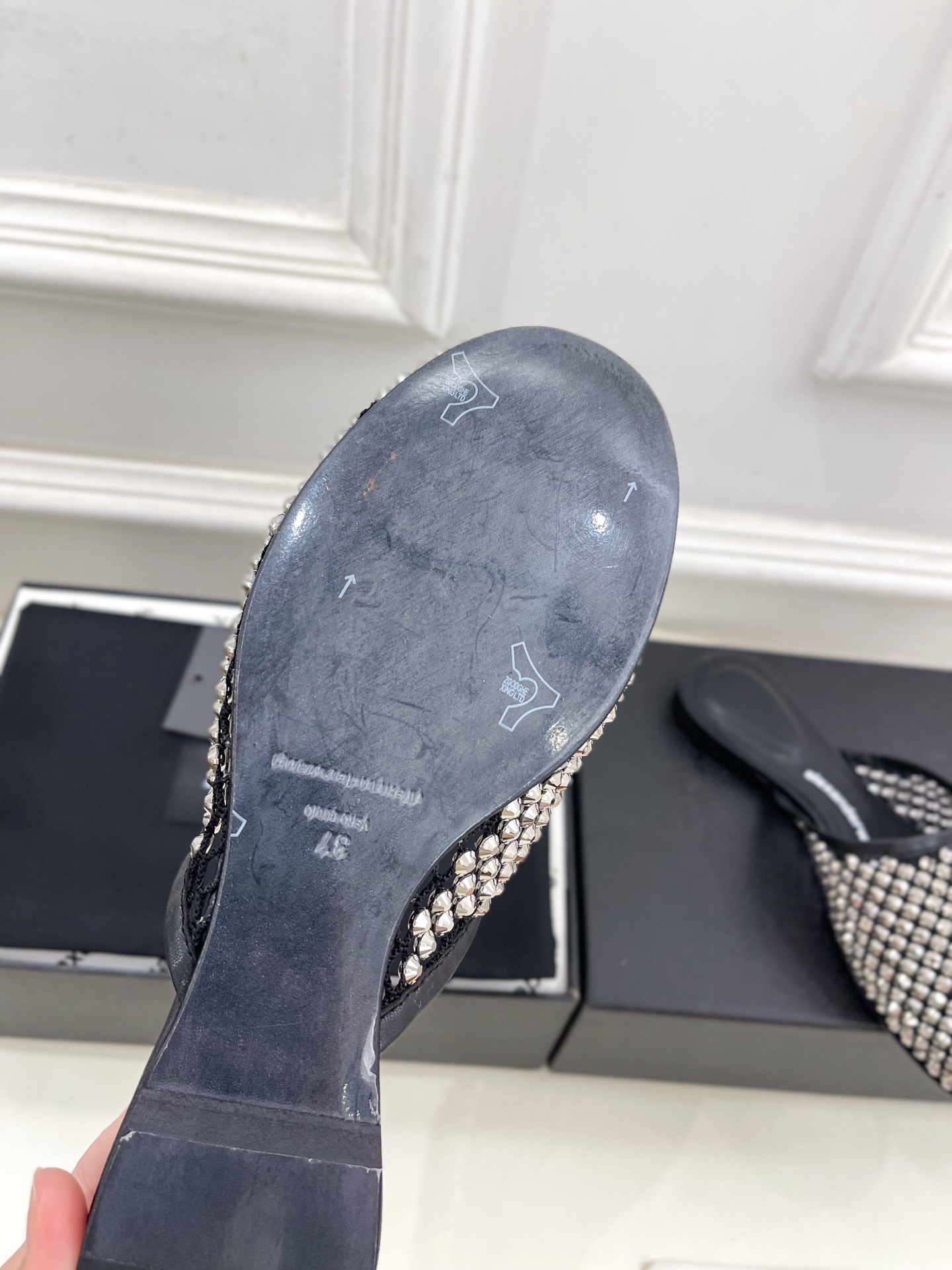 Alexander wang 亚力山•大王

2025春夏新品  大王水钻面网包头穆勒拖鞋
——————