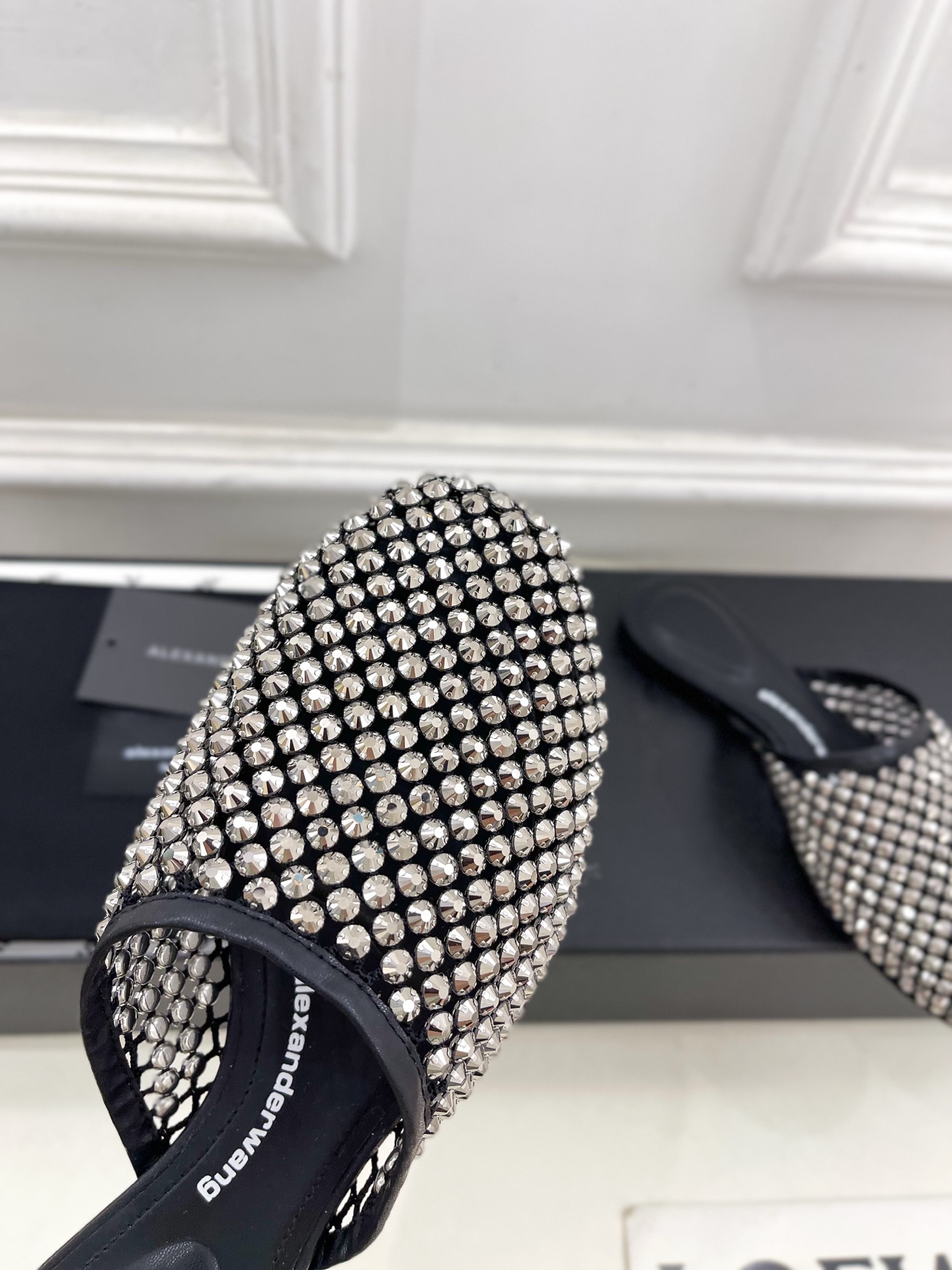 Alexander wang 亚力山•大王

2025春夏新品  大王水钻面网包头穆勒拖鞋
——————