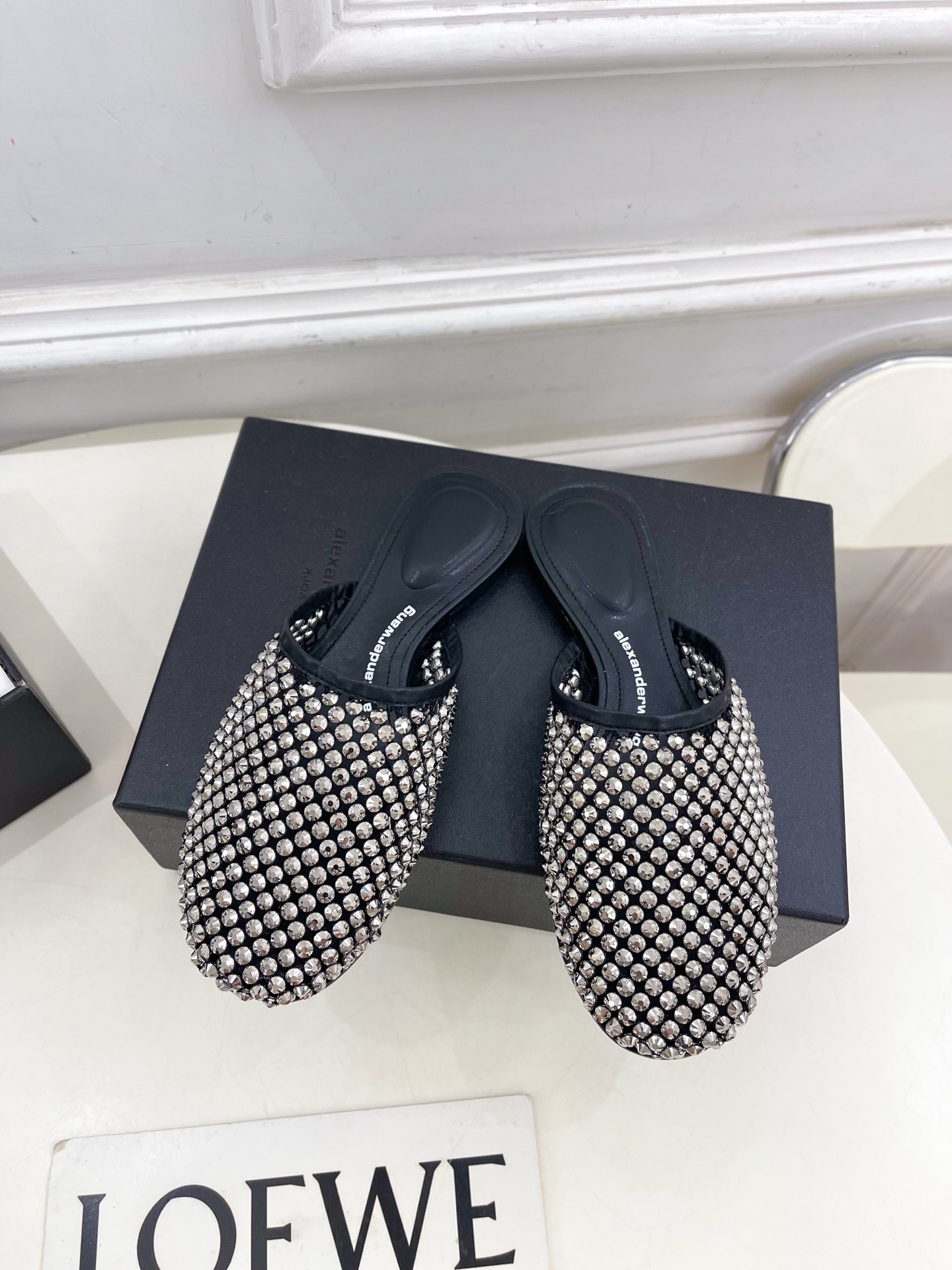 Alexander wang 亚力山•大王

2025春夏新品  大王水钻面网包头穆勒拖鞋
——————
