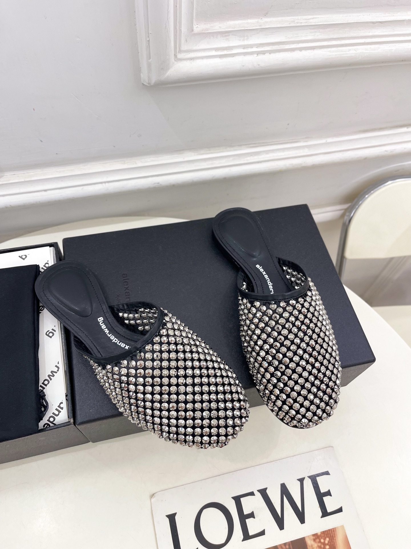 Alexander wang 亚力山•大王

2025春夏新品  大王水钻面网包头穆勒拖鞋
——————