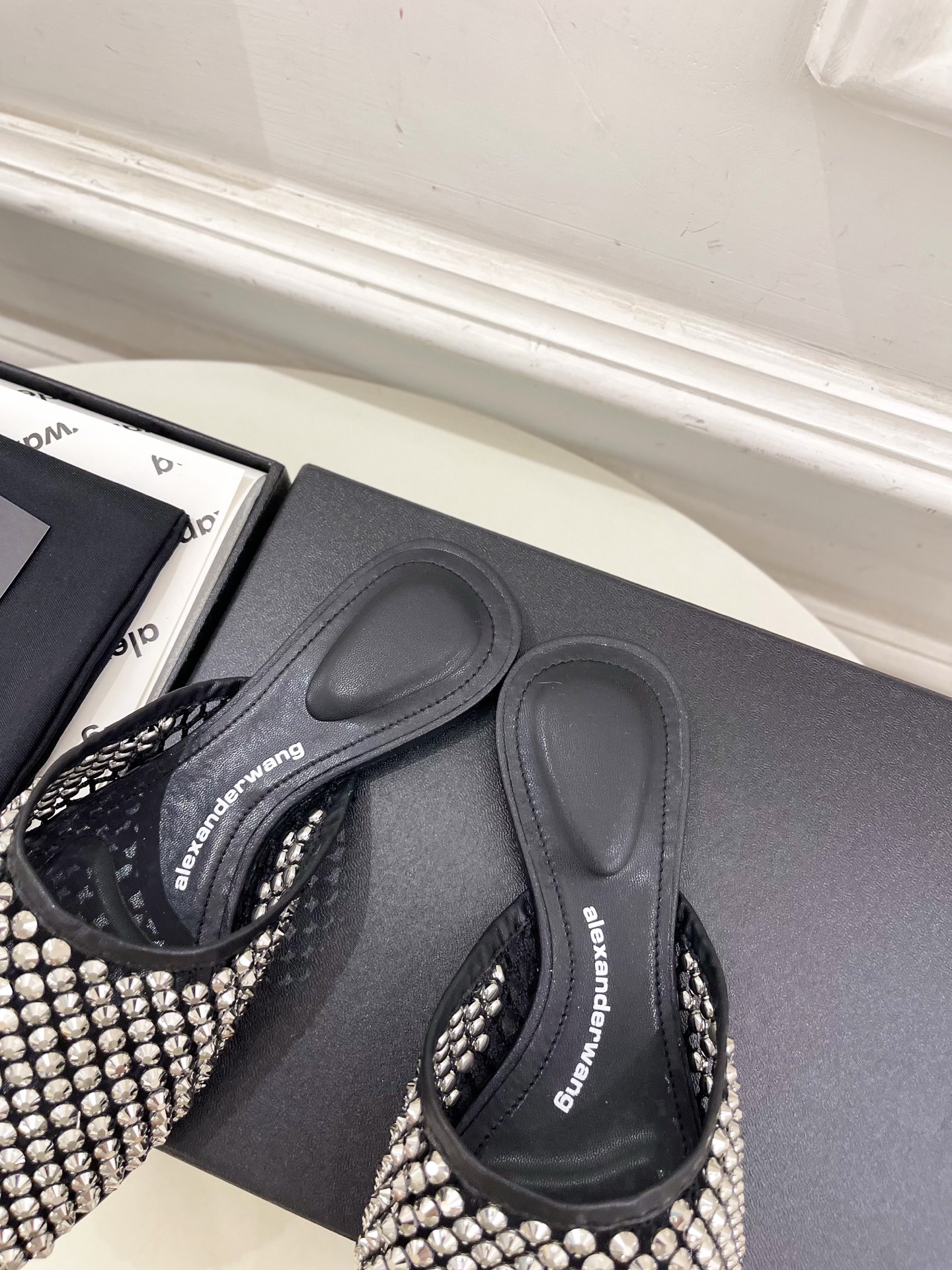 Alexander wang 亚力山•大王

2025春夏新品  大王水钻面网包头穆勒拖鞋
——————