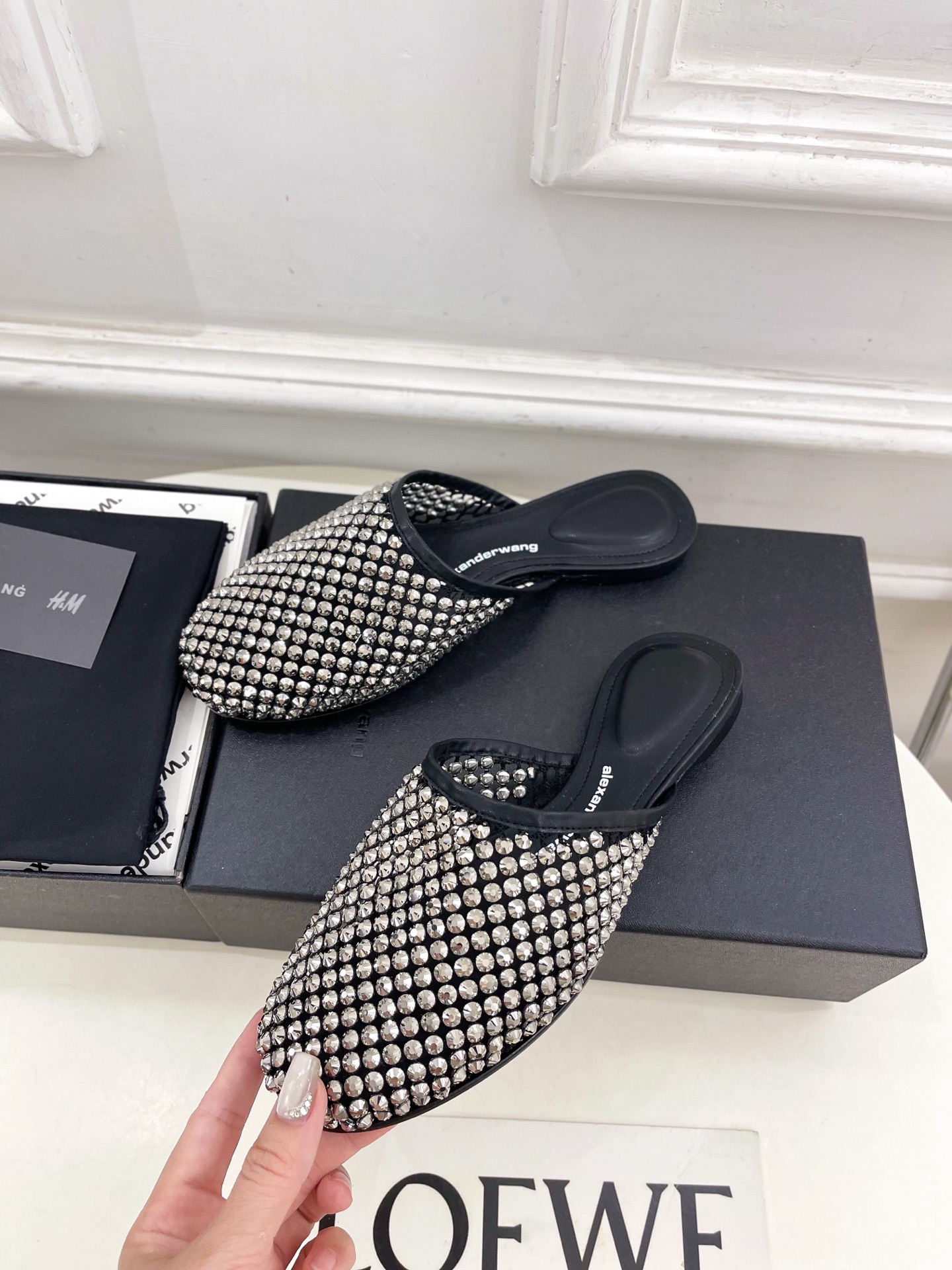 Alexander wang 亚力山•大王

2025春夏新品  大王水钻面网包头穆勒拖鞋
——————
