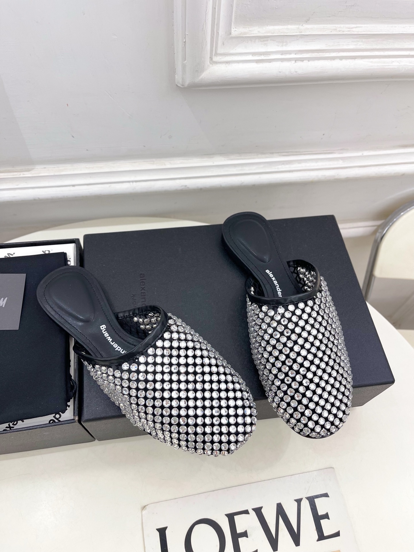 Alexander wang 亚力山•大王

2025春夏新品  大王水钻面网包头穆勒拖鞋
——————