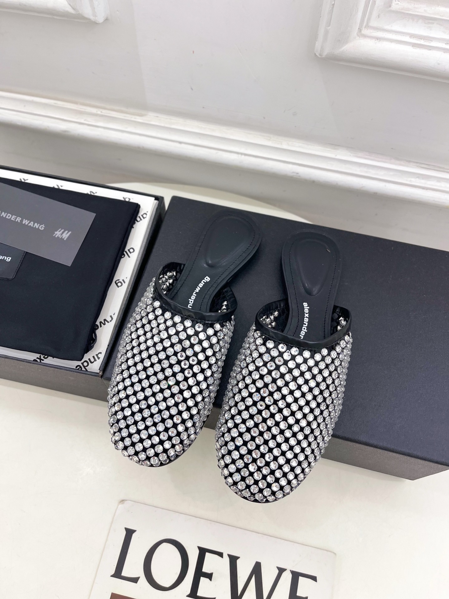 Alexander wang 亚力山•大王

2025春夏新品  大王水钻面网包头穆勒拖鞋
——————