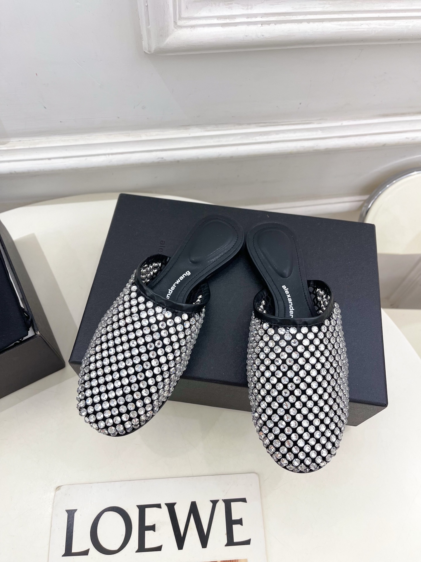 Alexander wang 亚力山•大王

2025春夏新品  大王水钻面网包头穆勒拖鞋
——————