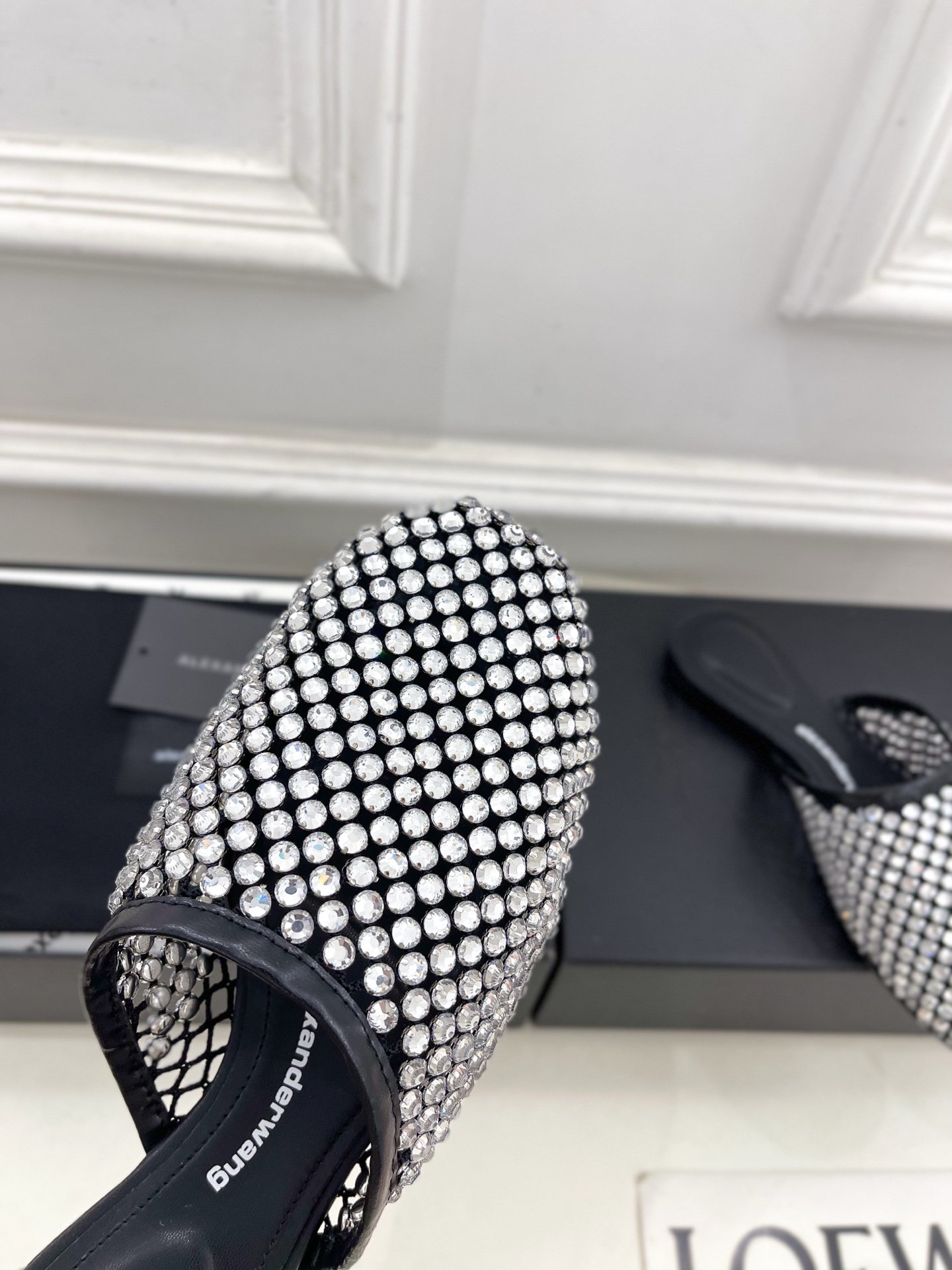 Alexander wang 亚力山•大王

2025春夏新品  大王水钻面网包头穆勒拖鞋
——————
