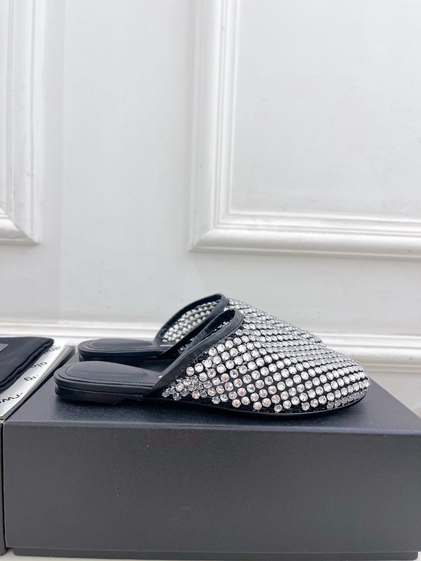 Alexander wang 亚力山•大王

2025春夏新品  大王水钻面网包头穆勒拖鞋
——————
