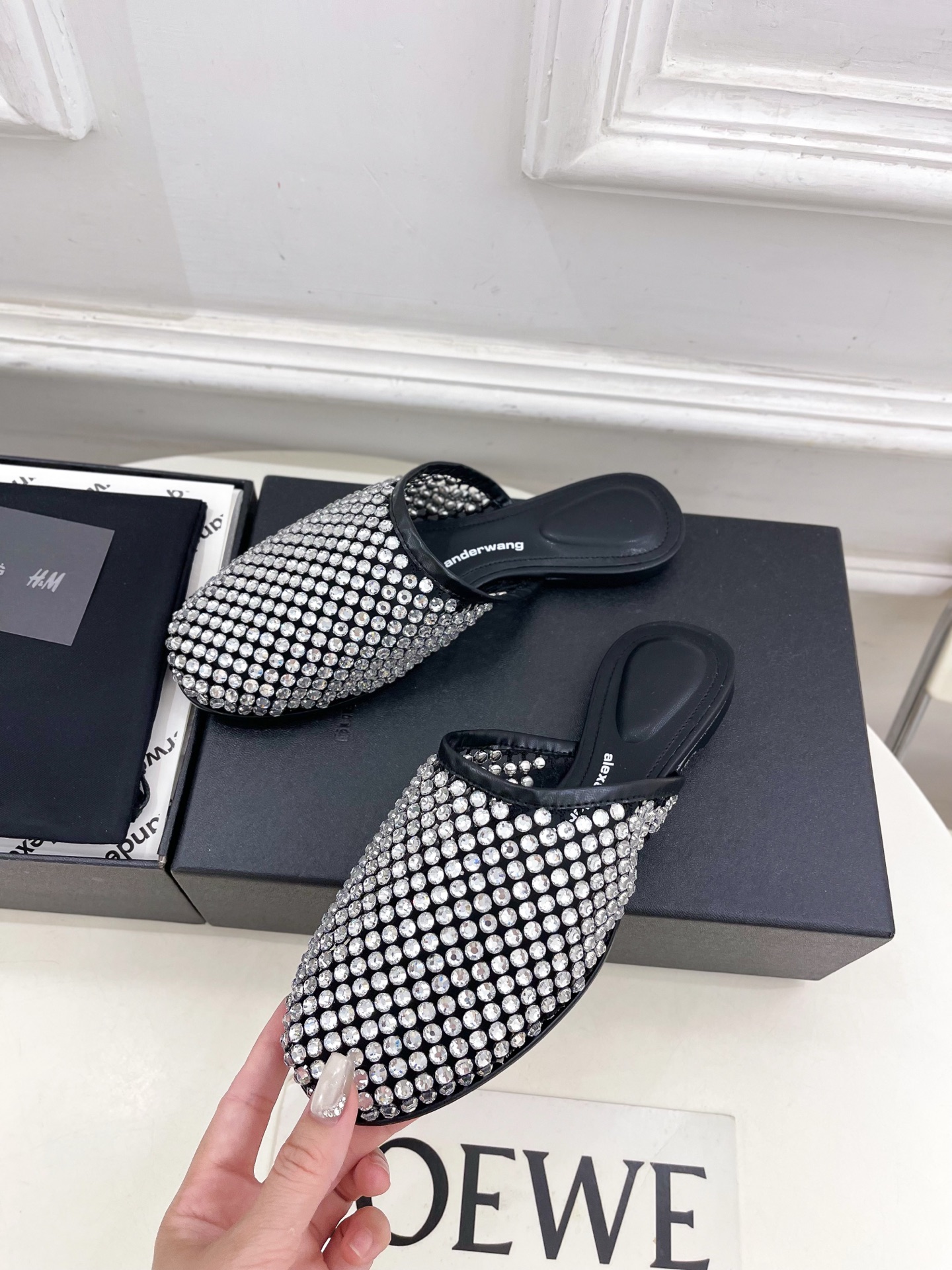 Alexander wang 亚力山•大王

2025春夏新品  大王水钻面网包头穆勒拖鞋
——————
