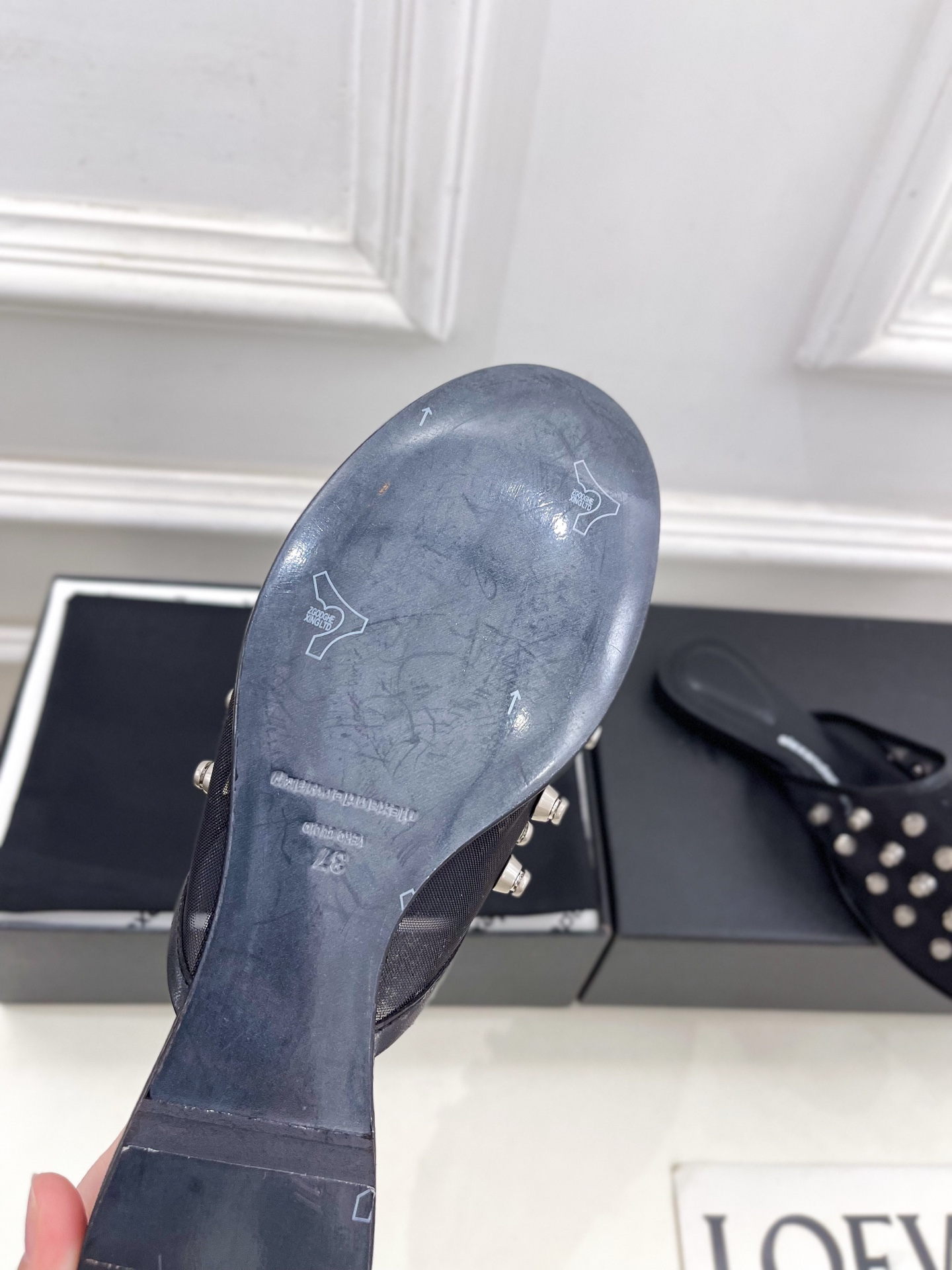 Alexander wang 亚力山•大王

2025春夏新品  大王鉚钉网面包头穆勒拖鞋
——————