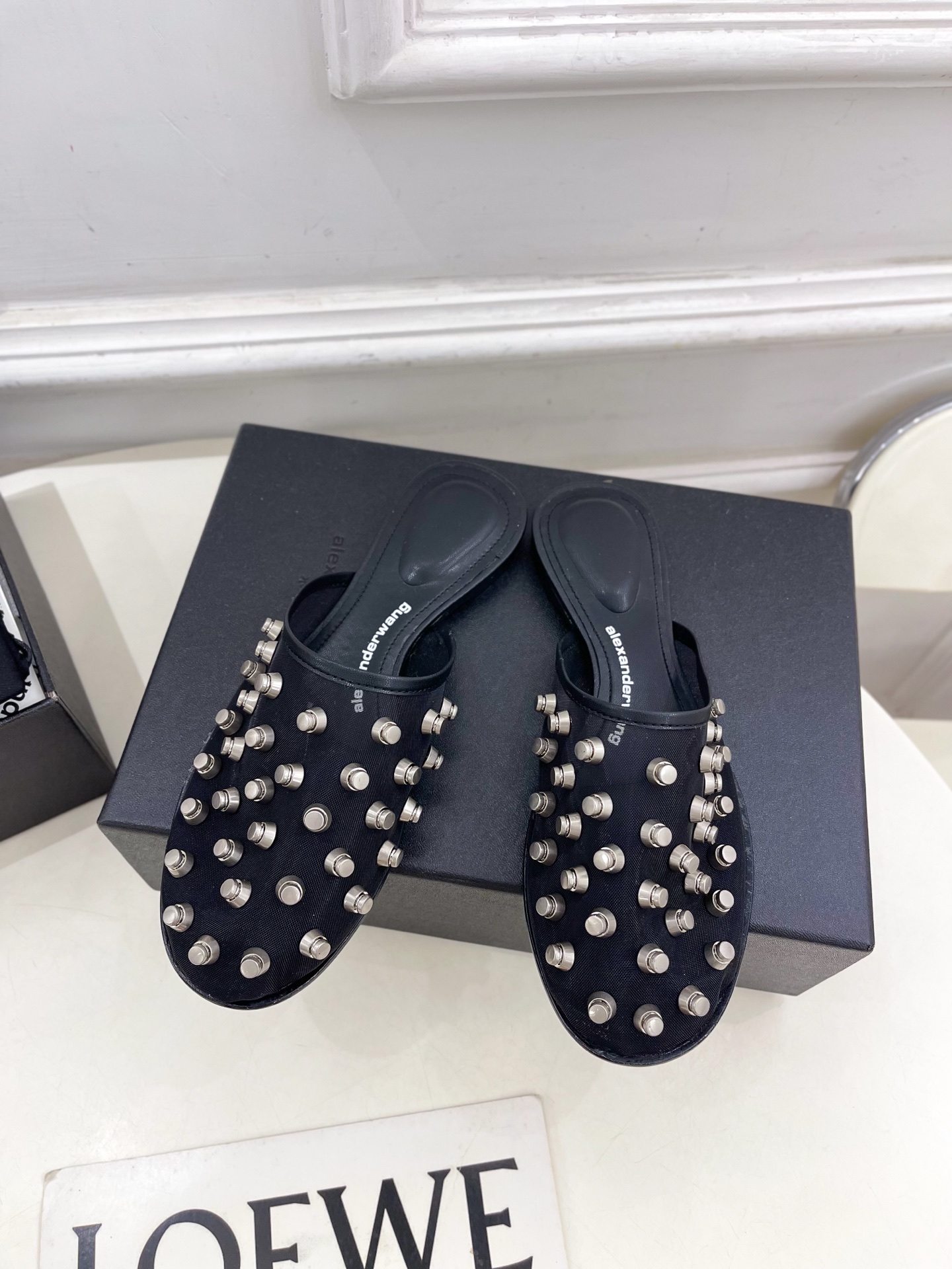 Alexander wang 亚力山•大王

2025春夏新品  大王鉚钉网面包头穆勒拖鞋
——————