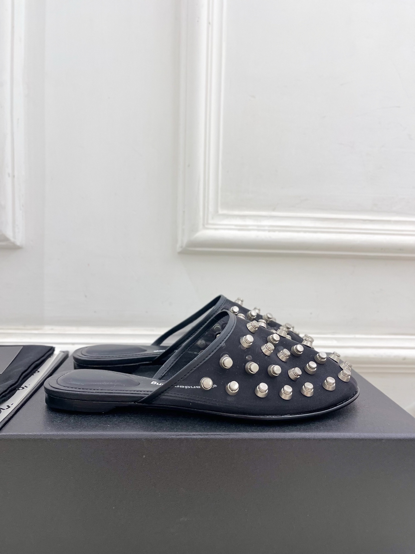 Alexander wang 亚力山•大王

2025春夏新品  大王鉚钉网面包头穆勒拖鞋
——————