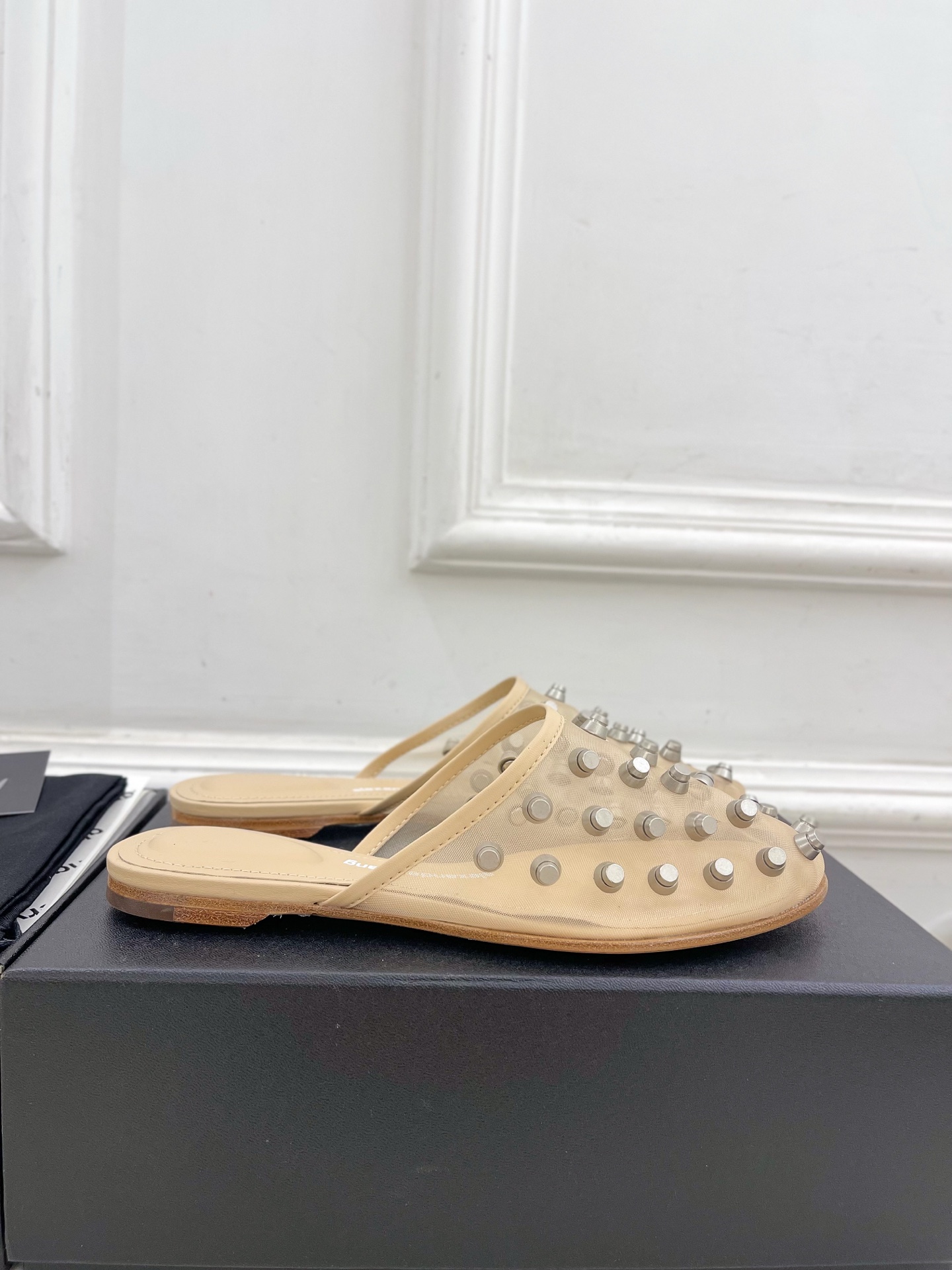 Alexander wang 亚力山•大王

2025春夏新品  大王鉚钉网面包头穆勒拖鞋
——————